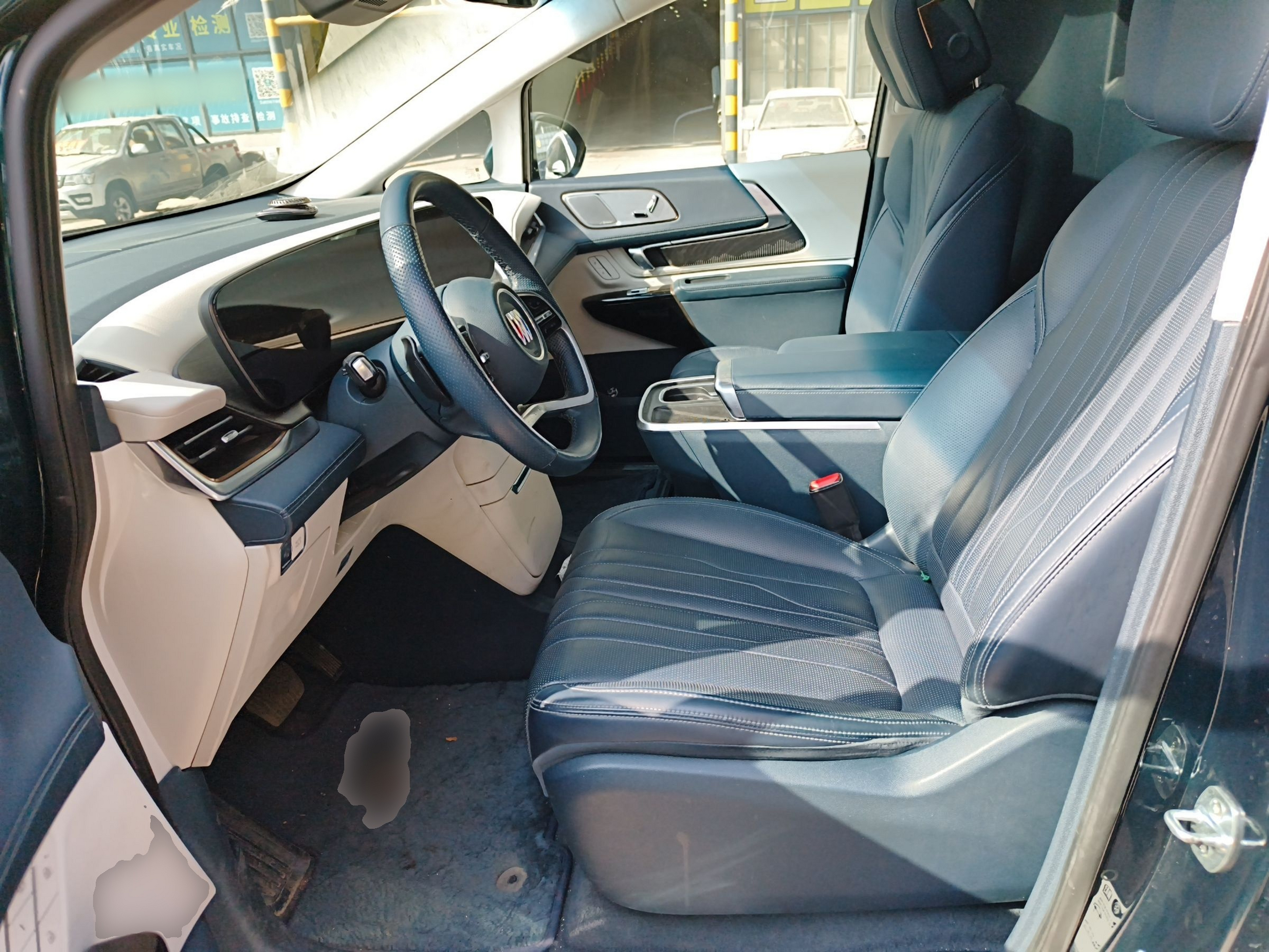 المقاعد الأمامية داخل السيارة