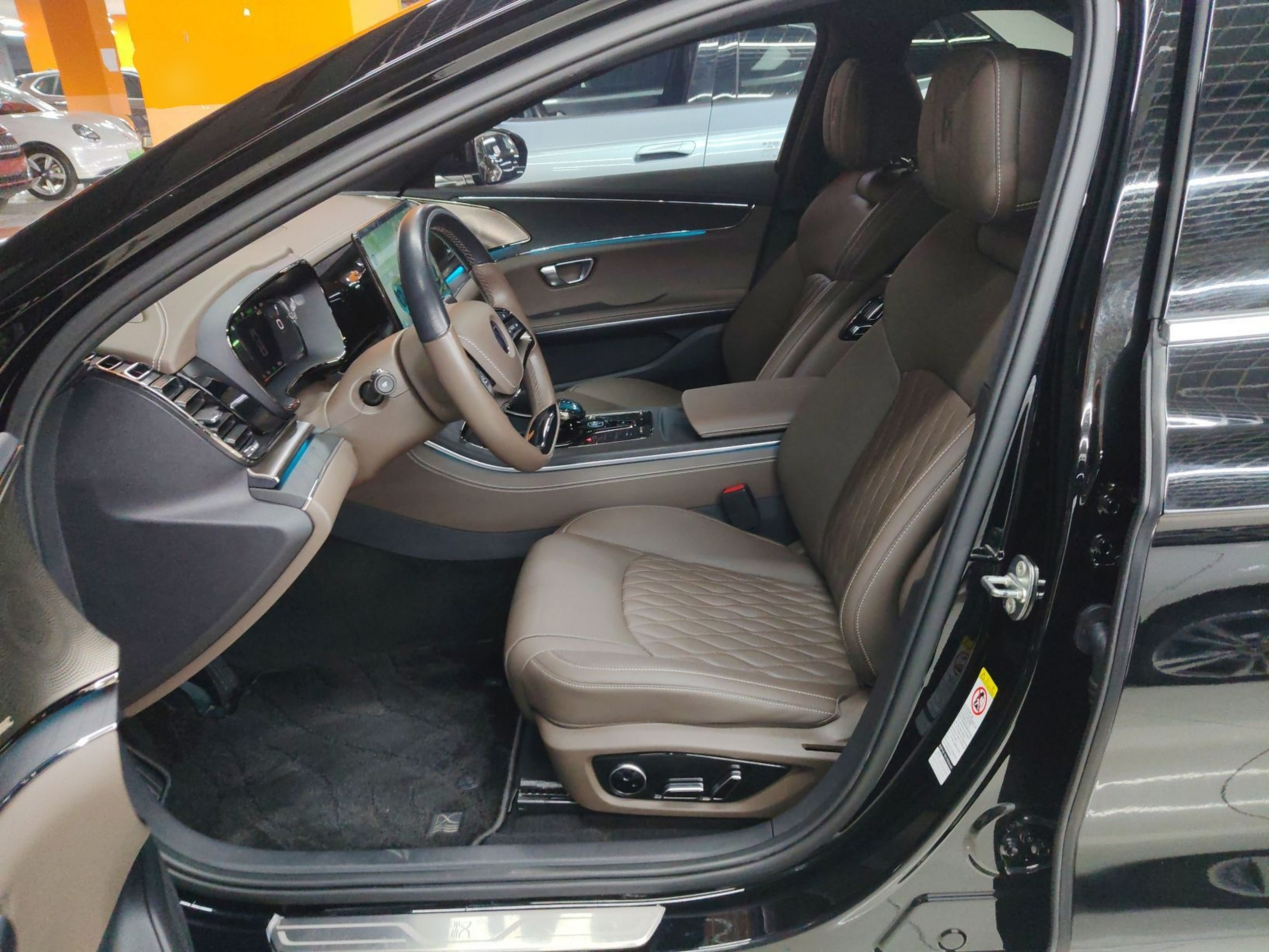 Переднее сиденье в автомобиле