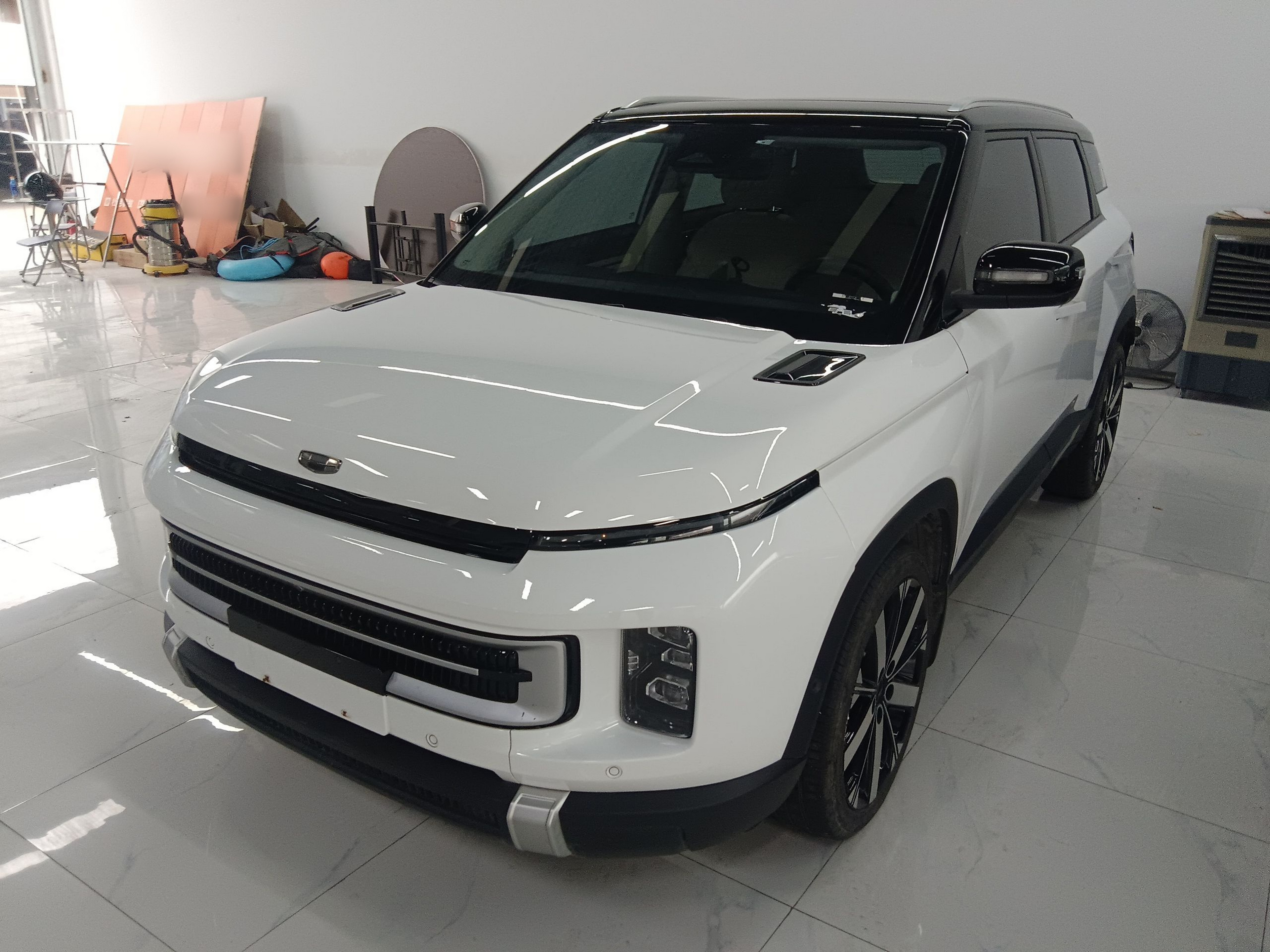 Под передней частью автомобиля