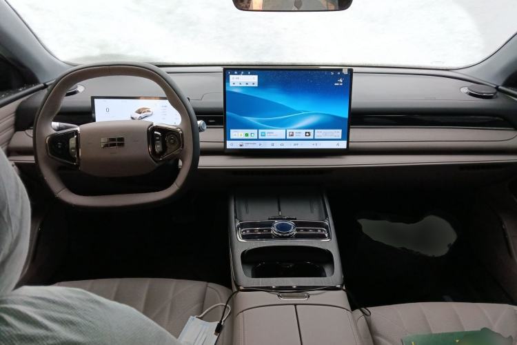 Used  Galaxy 8 2025 130km EM-i Deluxe Edition