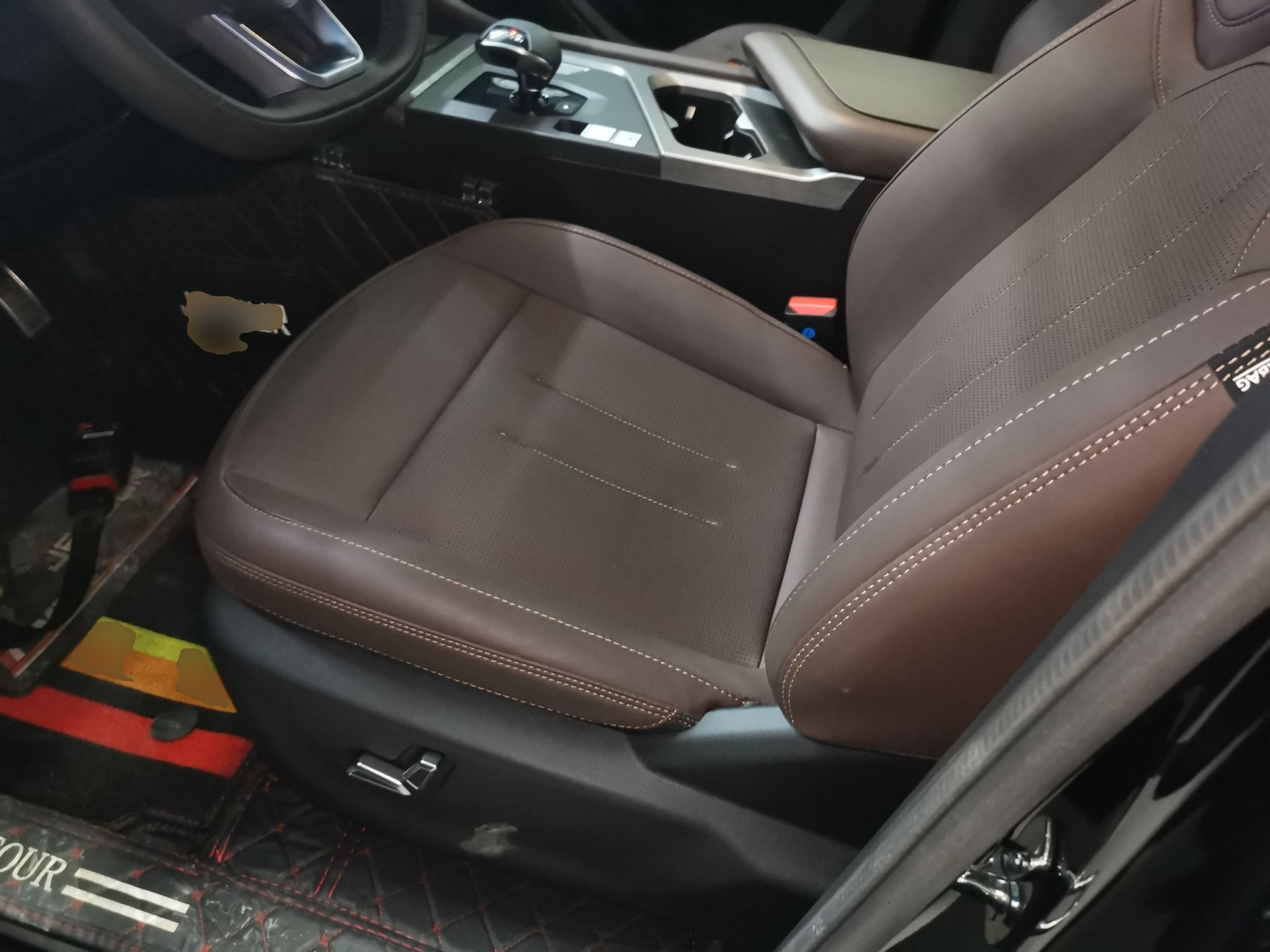 المقاعد الأمامية داخل السيارة