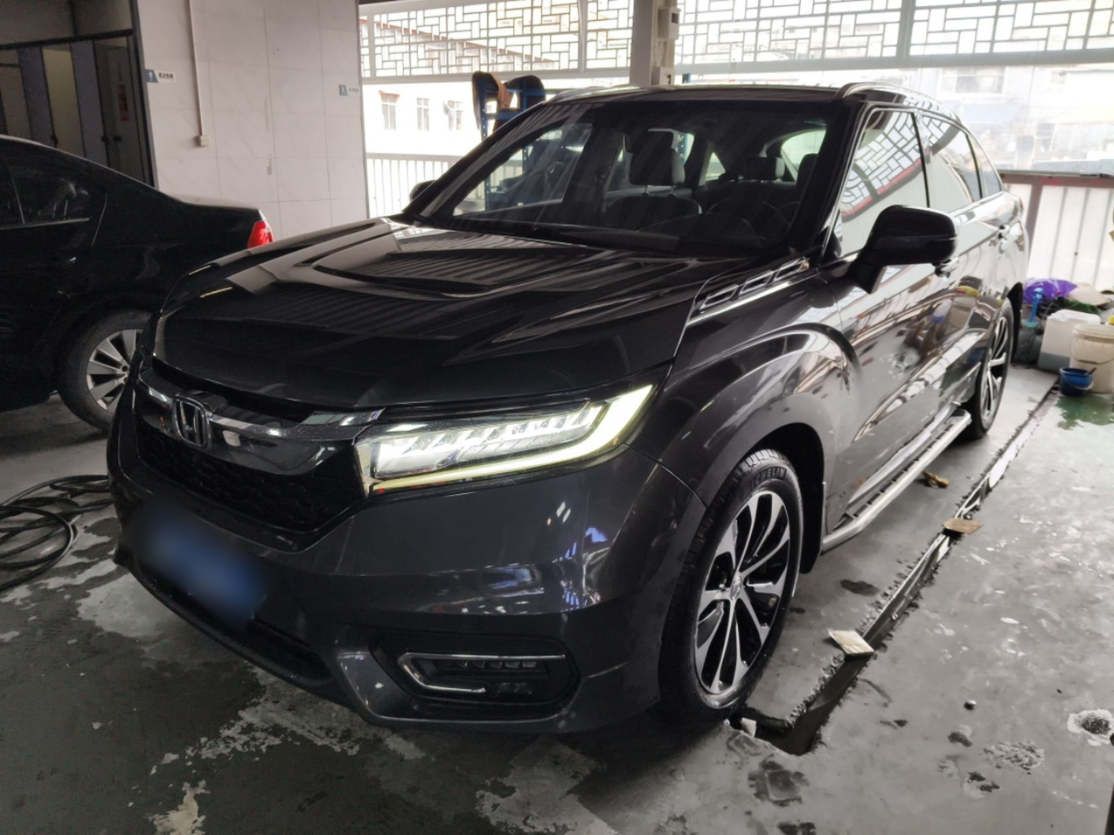 تحت مقدمة السيارة