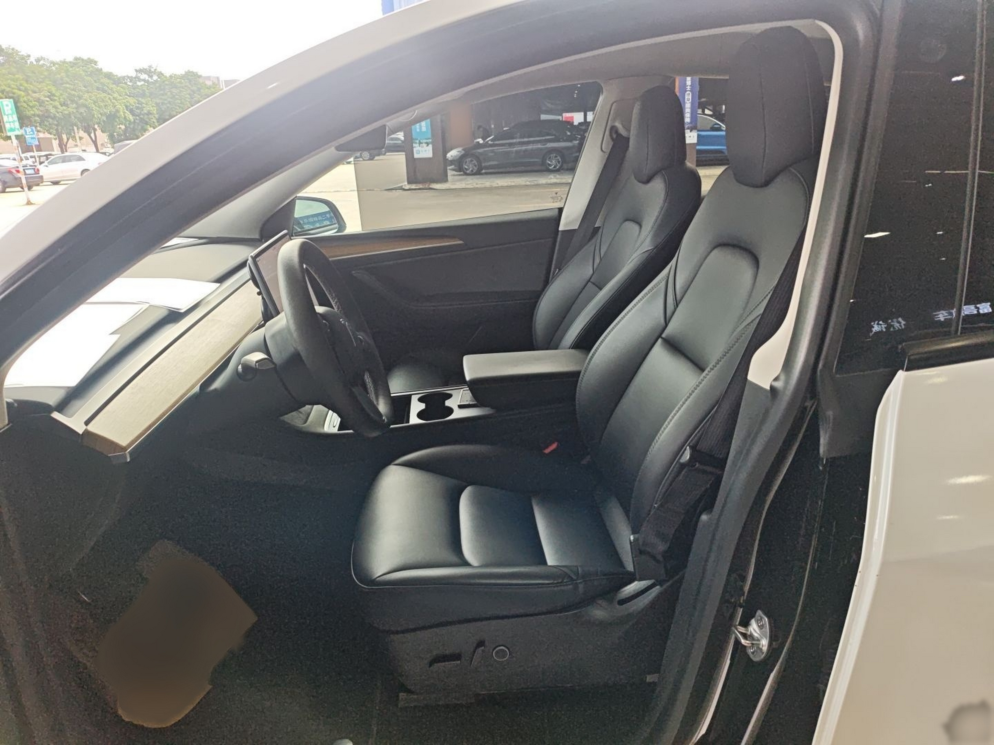 المقاعد الأمامية داخل السيارة