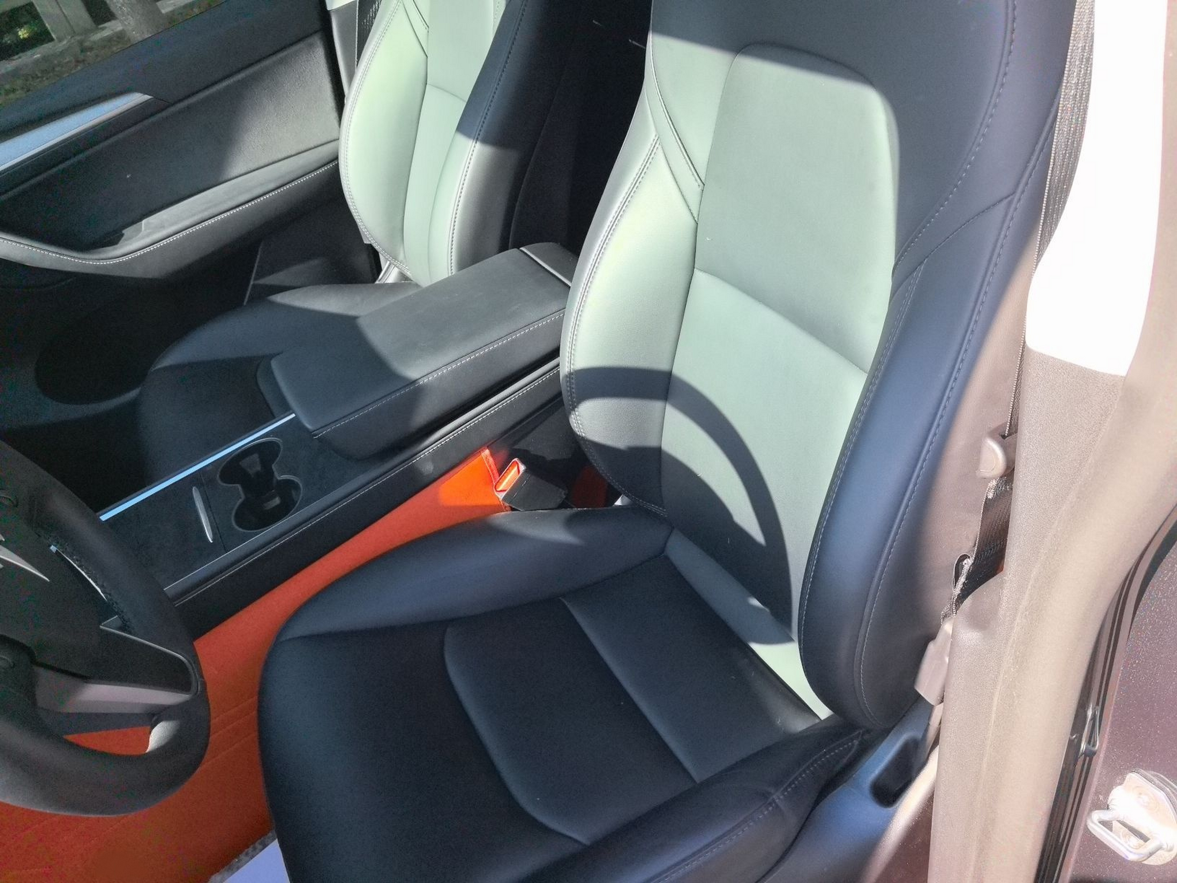 Переднее сиденье в автомобиле