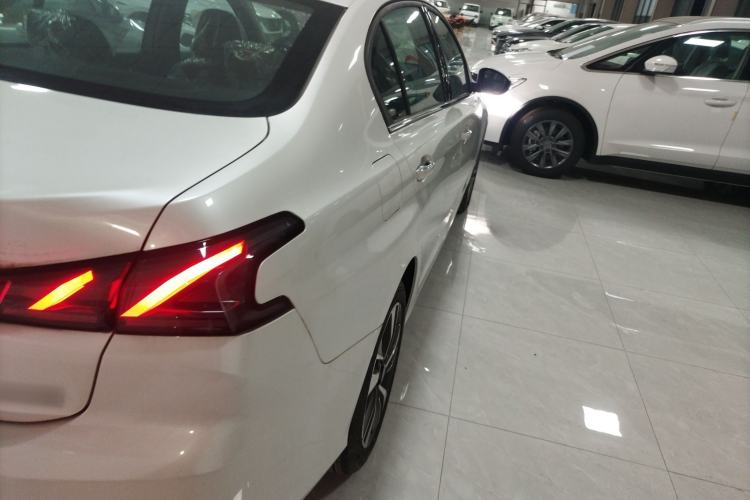 Used Peugeot 408 2022 1.6T Light-Chasing Edition
