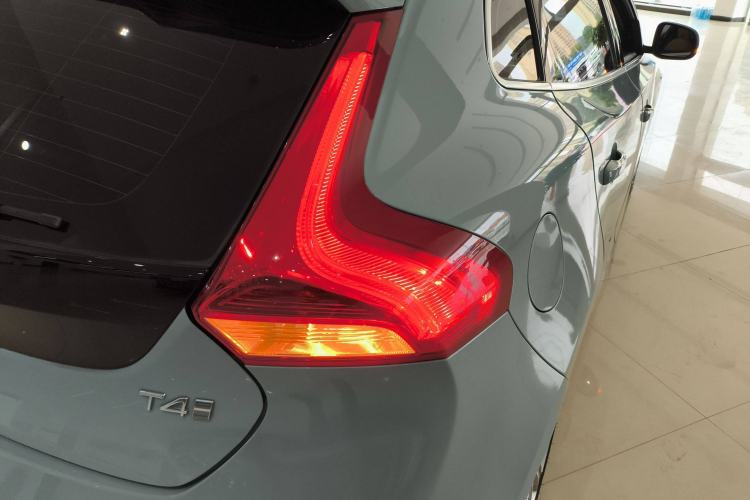 Used Volvo V40 2018 T4 Zhiya Edition
