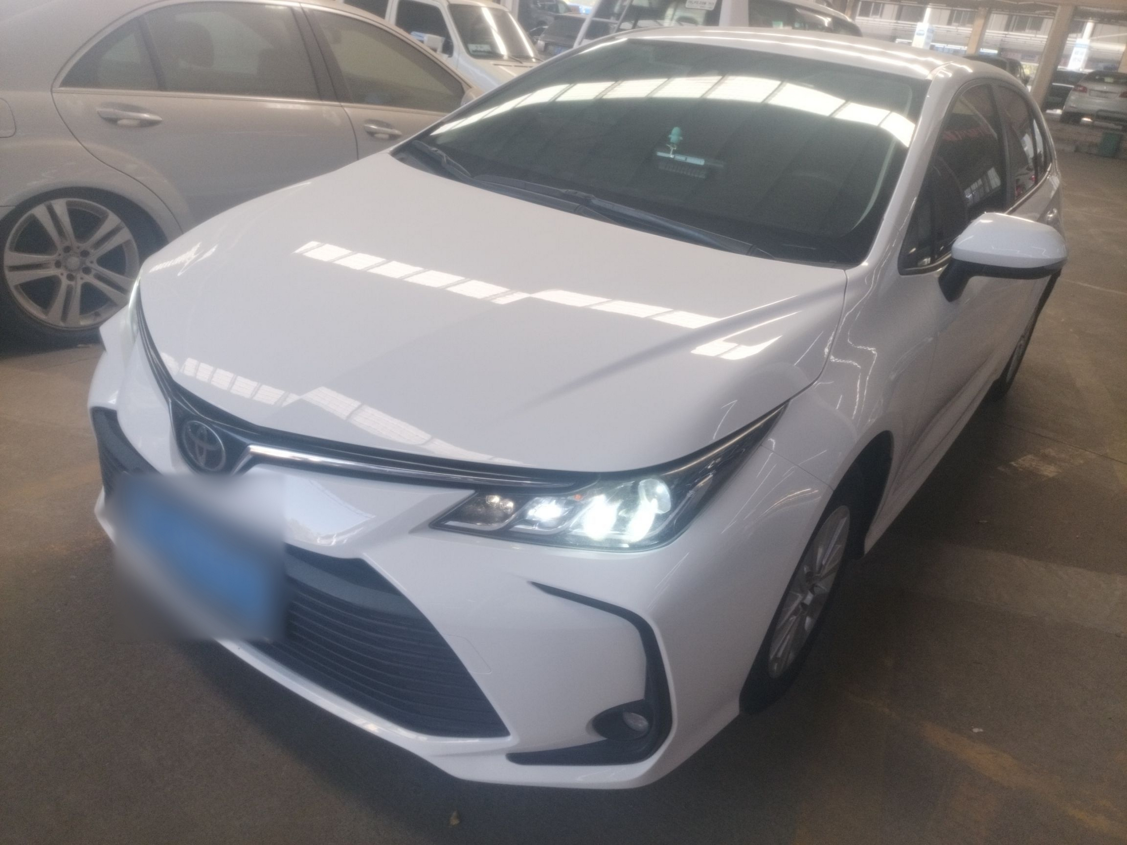 تحت مقدمة السيارة