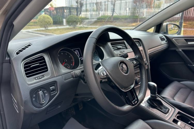 Used Volkswagen Golf 2016 230TSI Automatic Luxury Version
