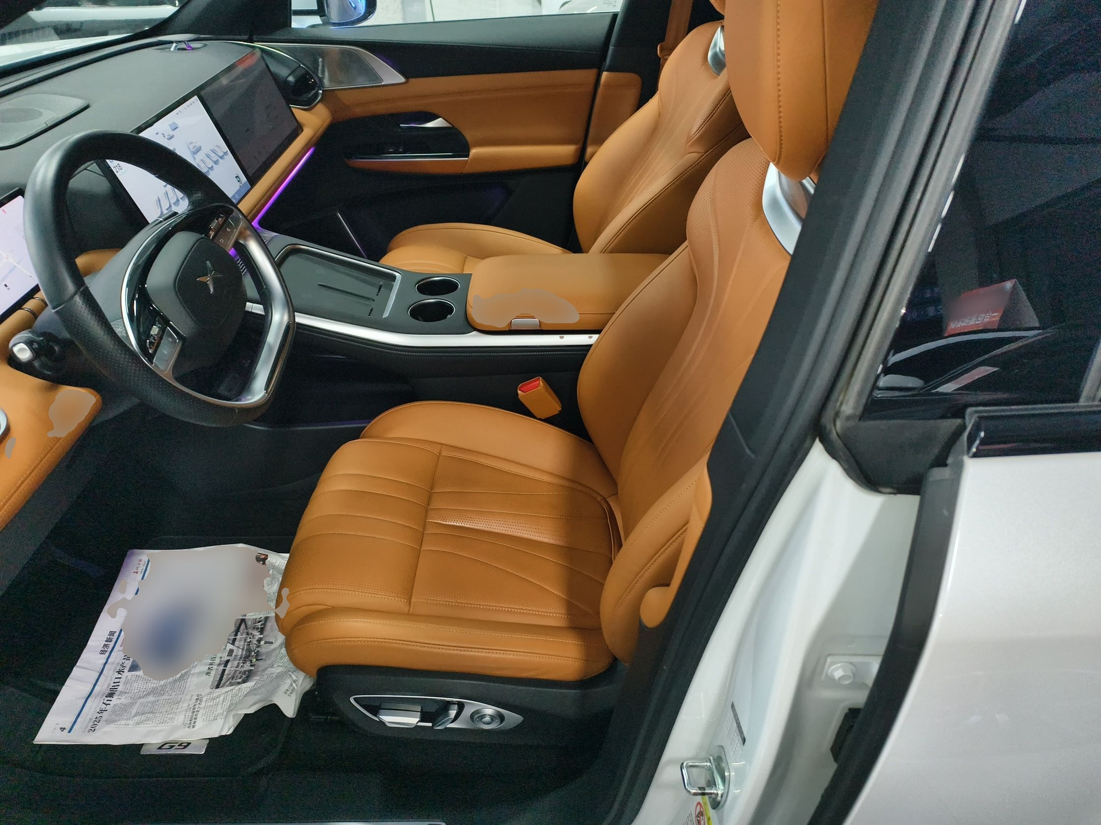 المقاعد الأمامية داخل السيارة