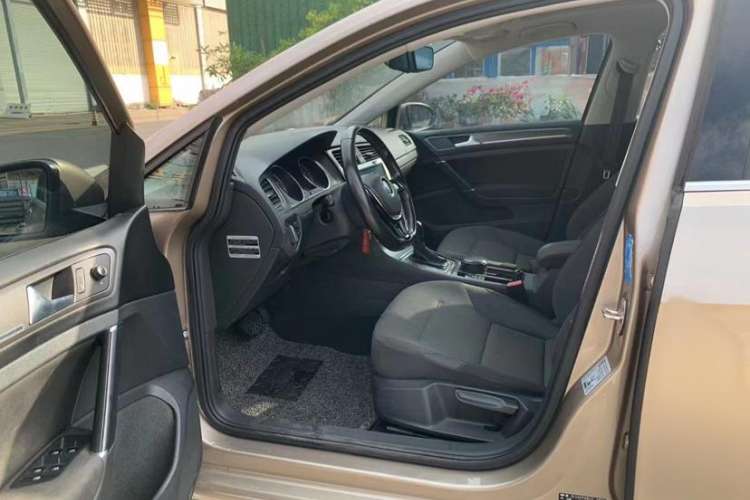 Used Volkswagen Golf 2016 230TSI Automatic Comfort Version
