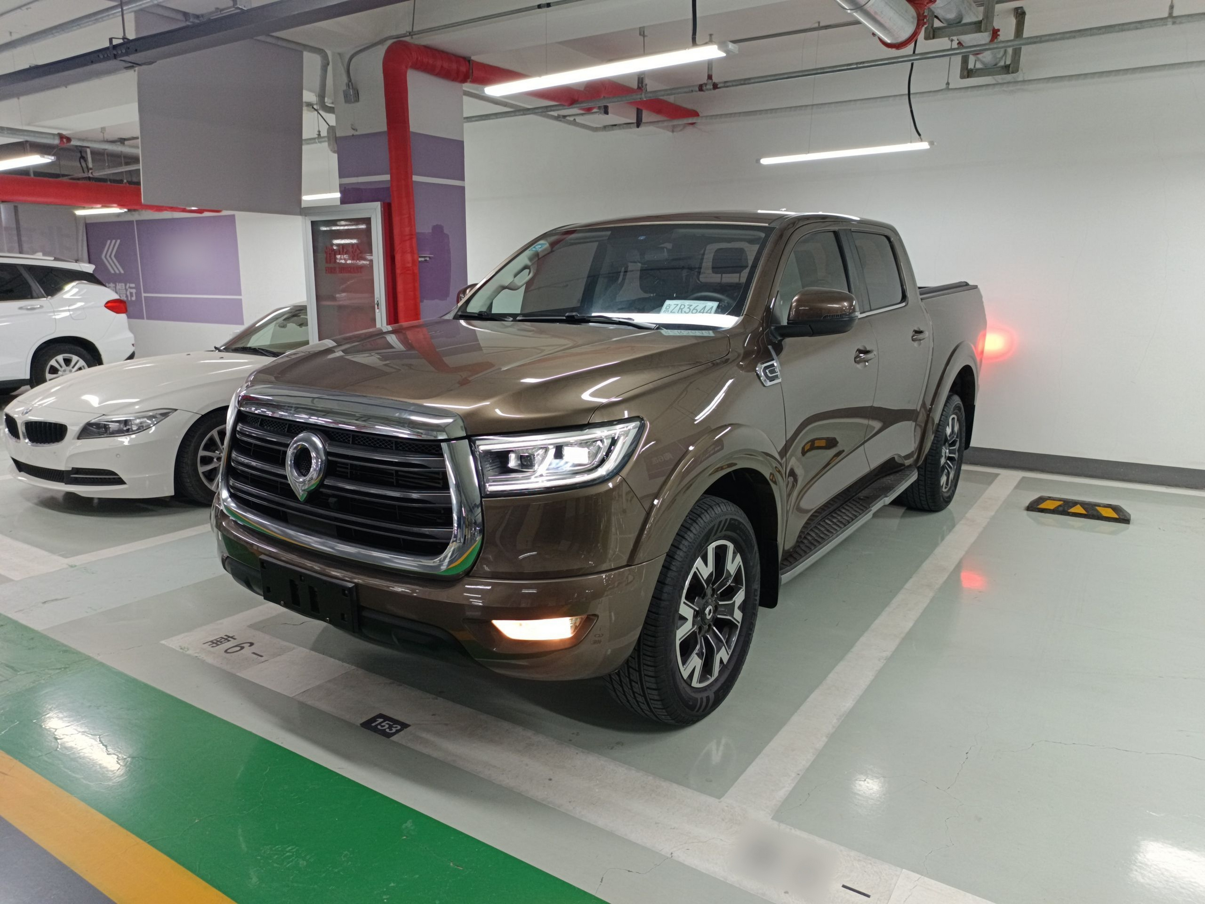 Под передней частью автомобиля