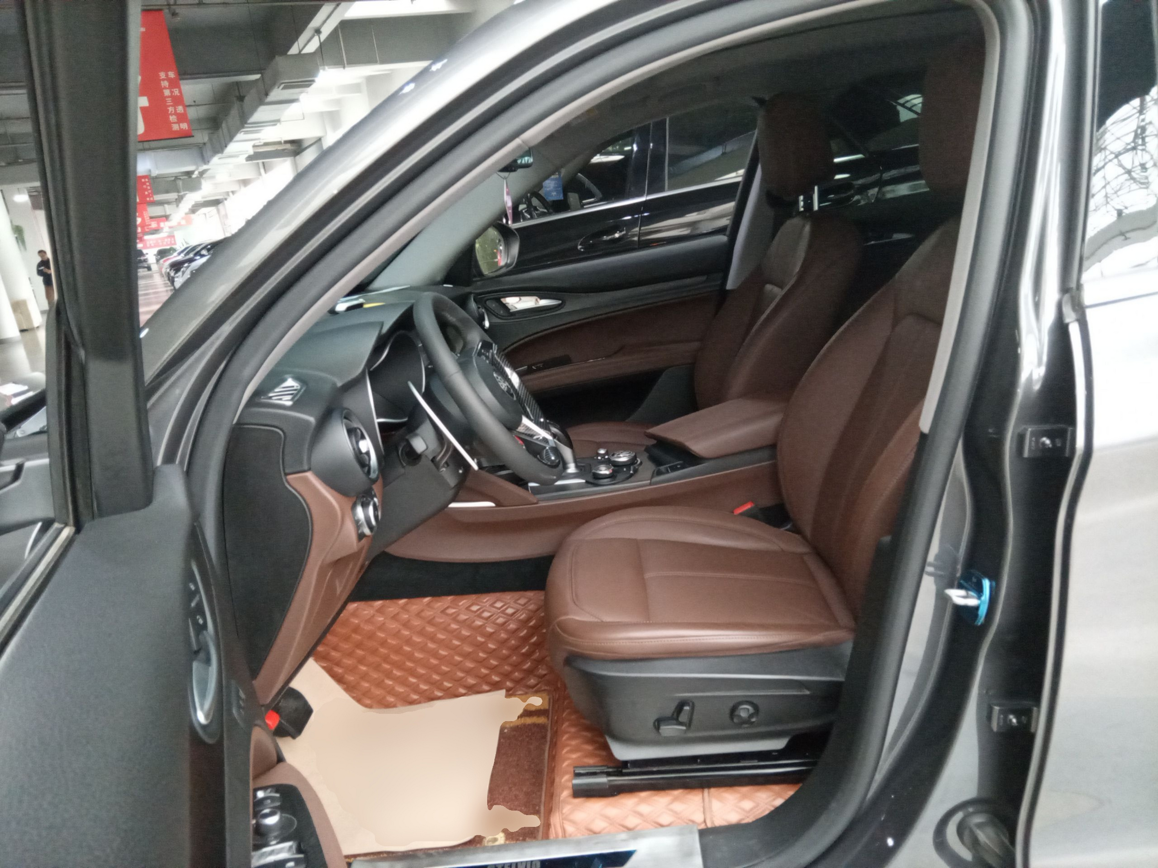 المقاعد الأمامية داخل السيارة