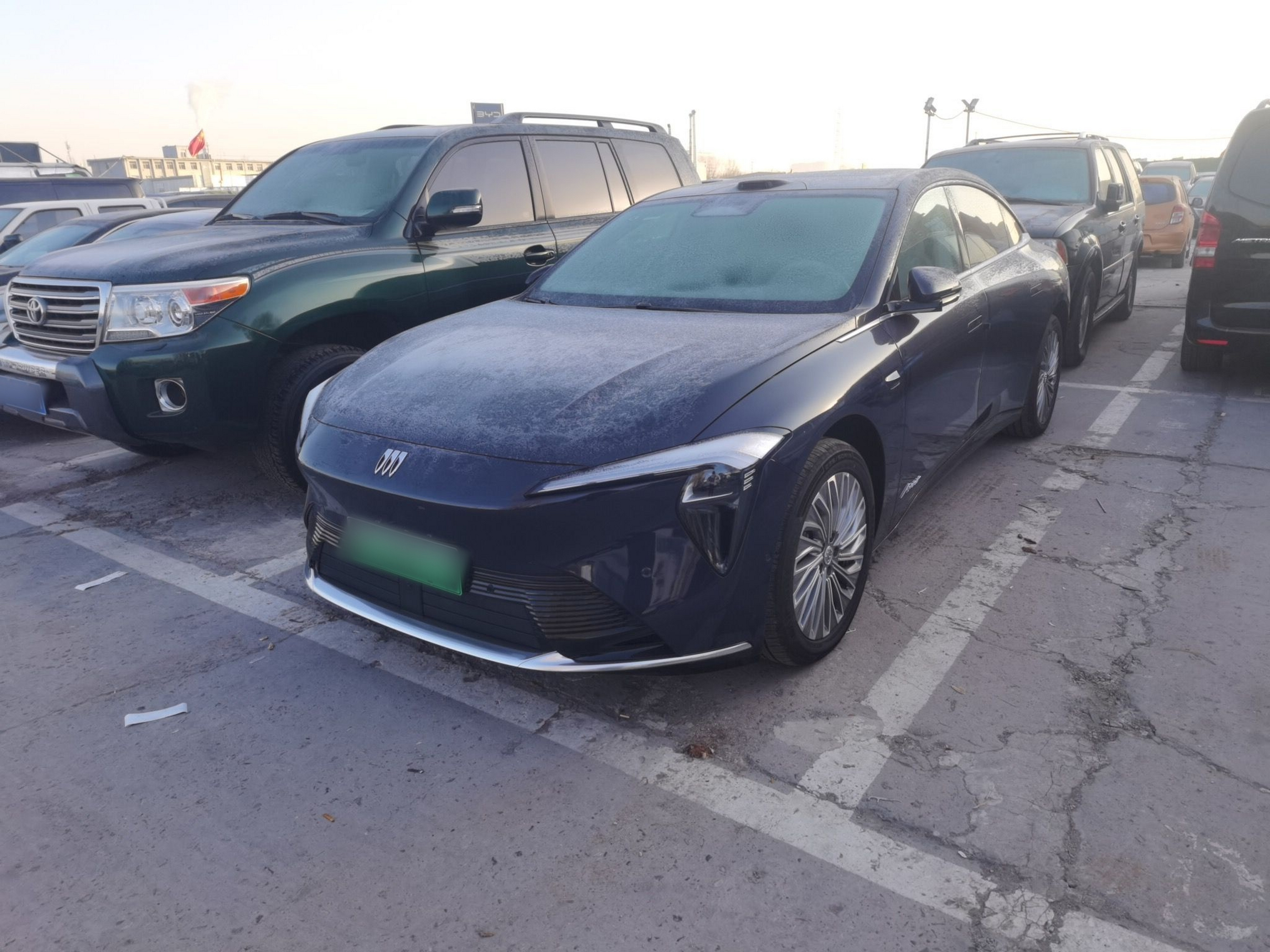 تحت مقدمة السيارة