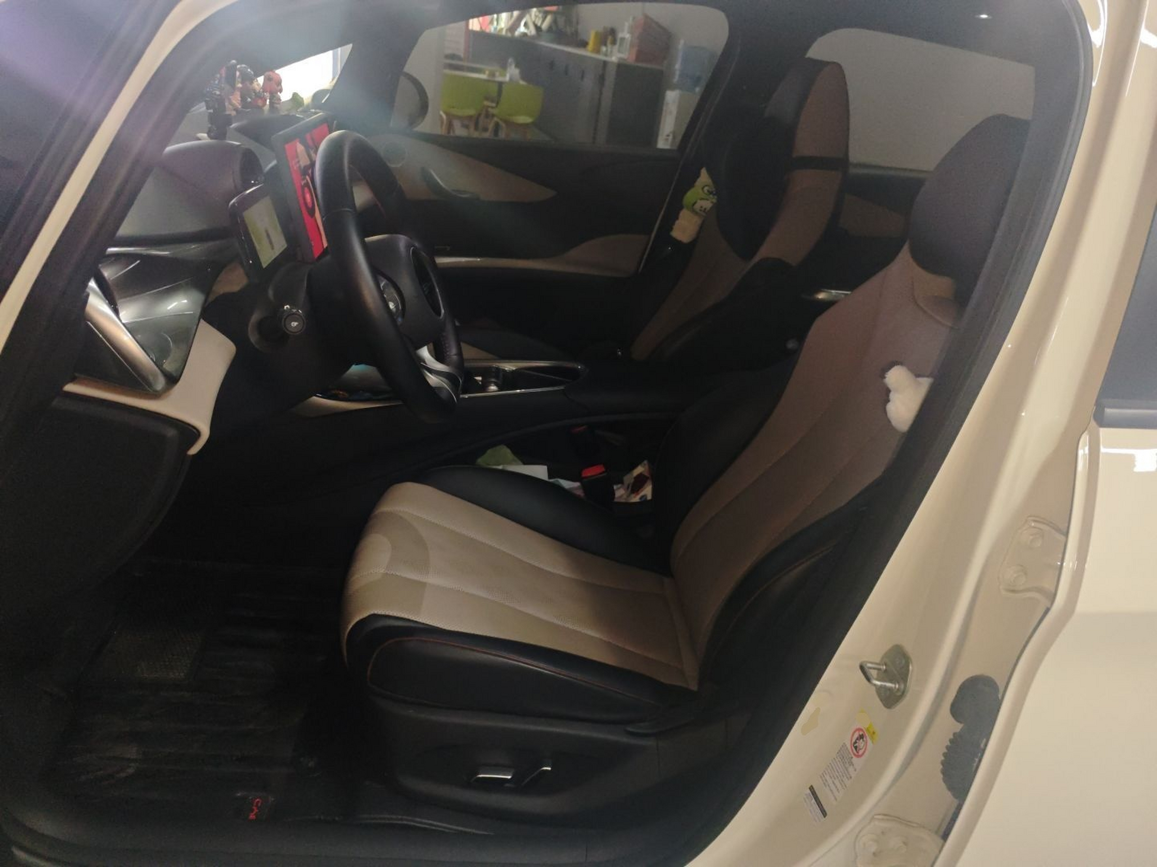 المقاعد الأمامية داخل السيارة