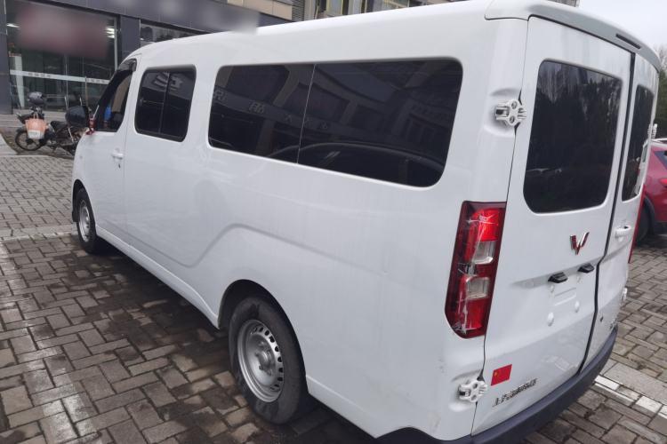 Used Wuling Yangguang 2024 300km Comfort-Grade Passenger Van 60kW
