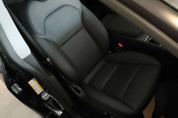 Used Tesla Model Y 2025 Long-Range All-Wheel-Drive Version
