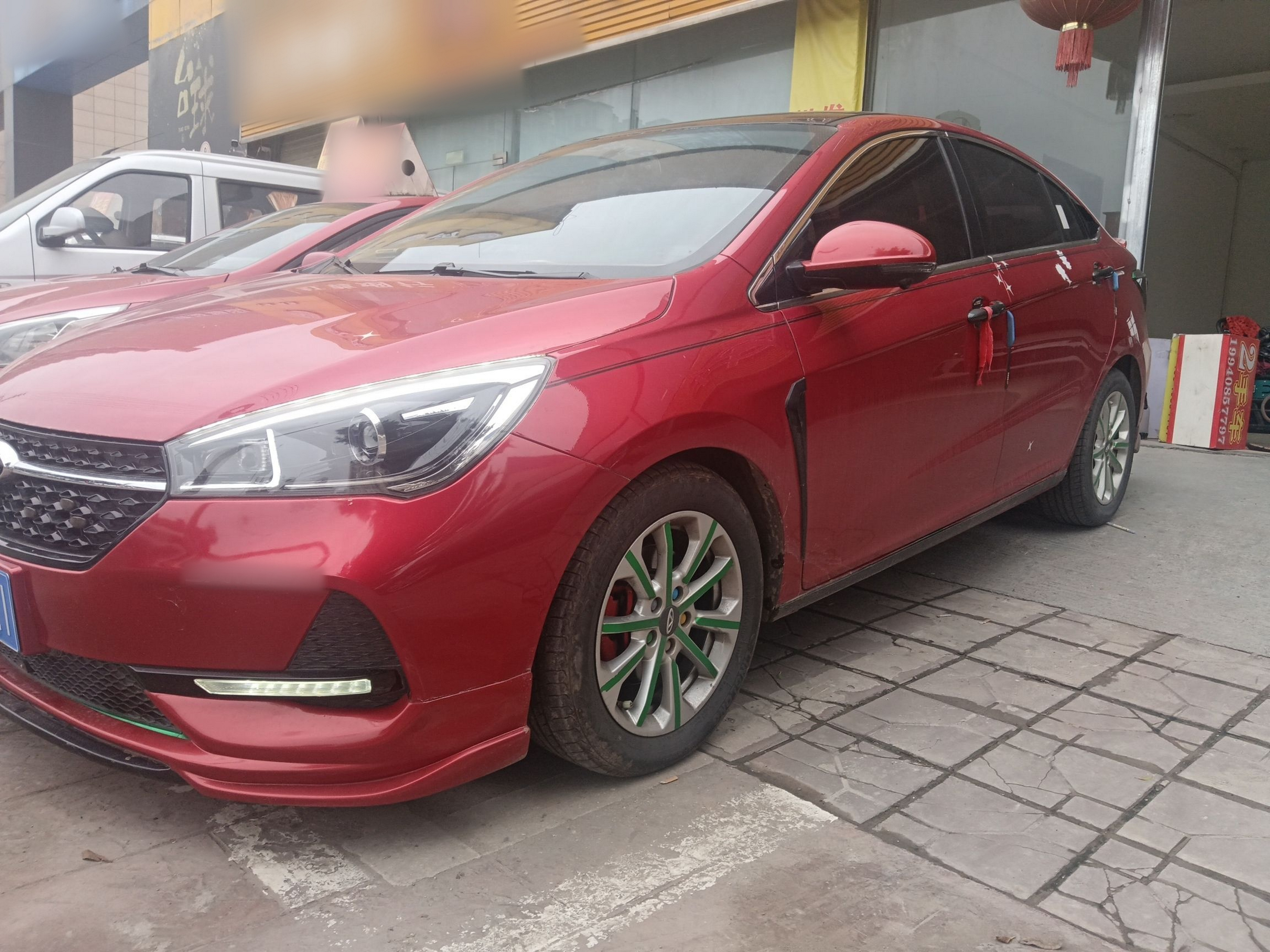 Под передней частью автомобиля