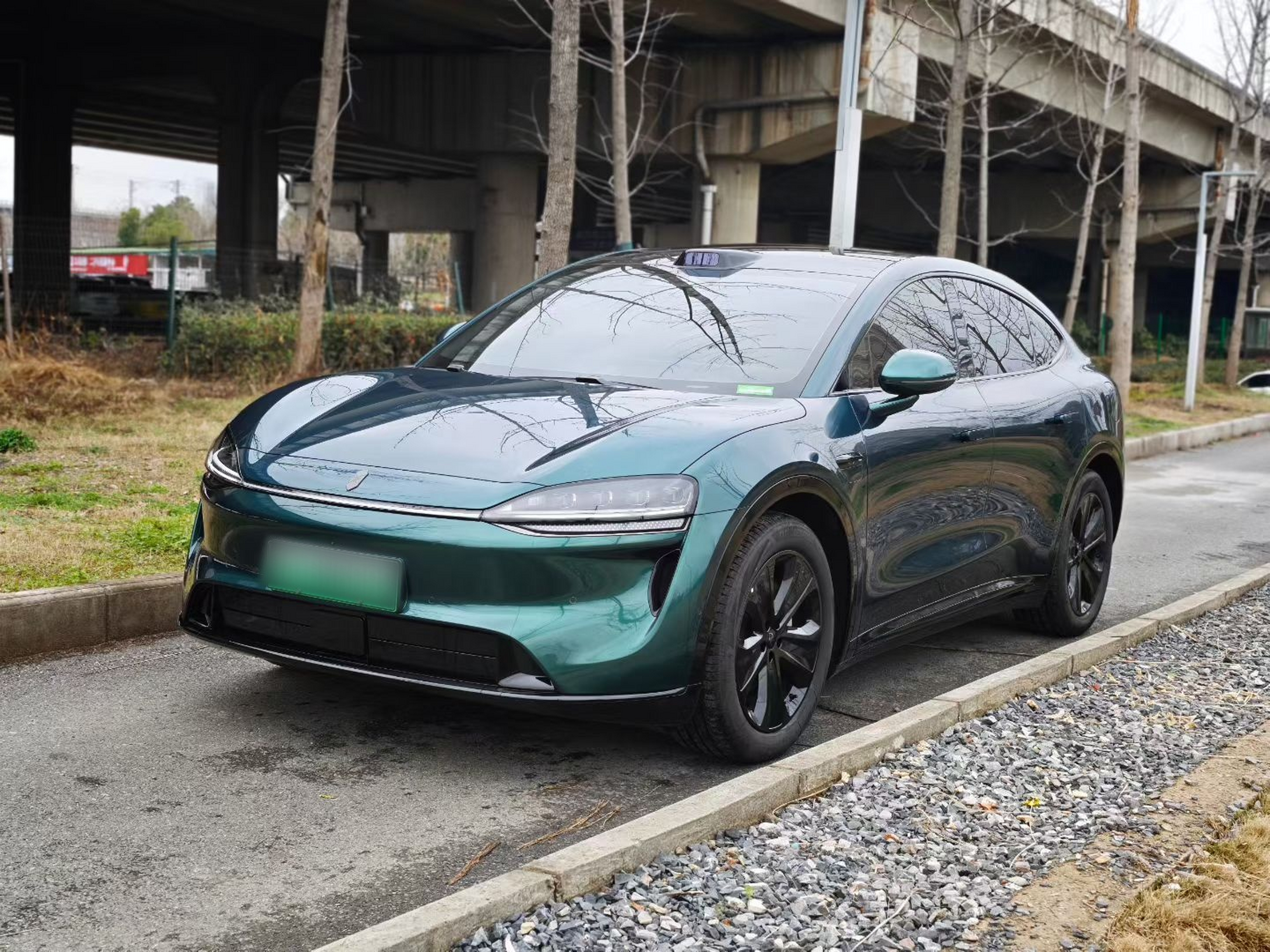 Под передней частью автомобиля