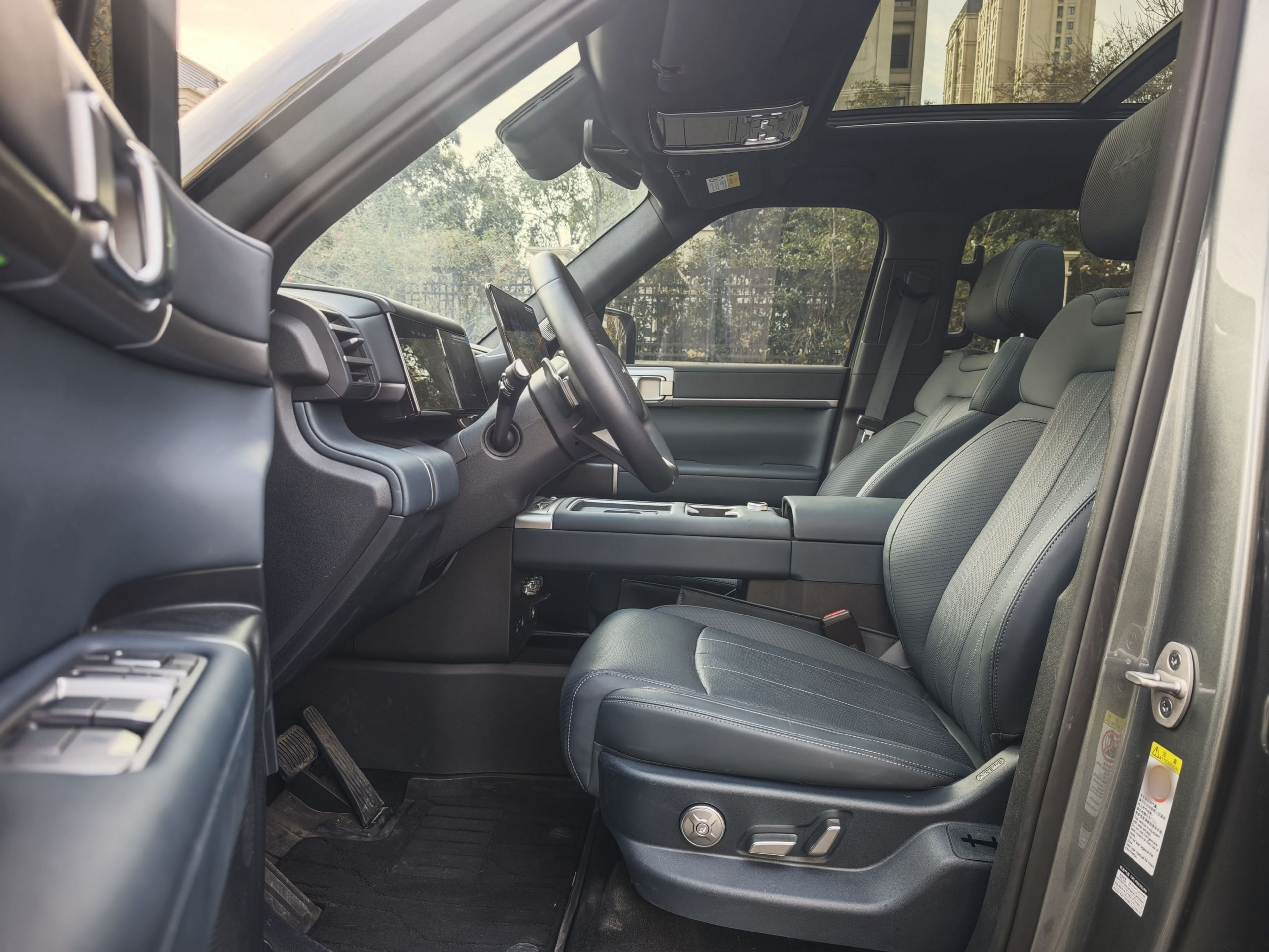 المقاعد الأمامية داخل السيارة