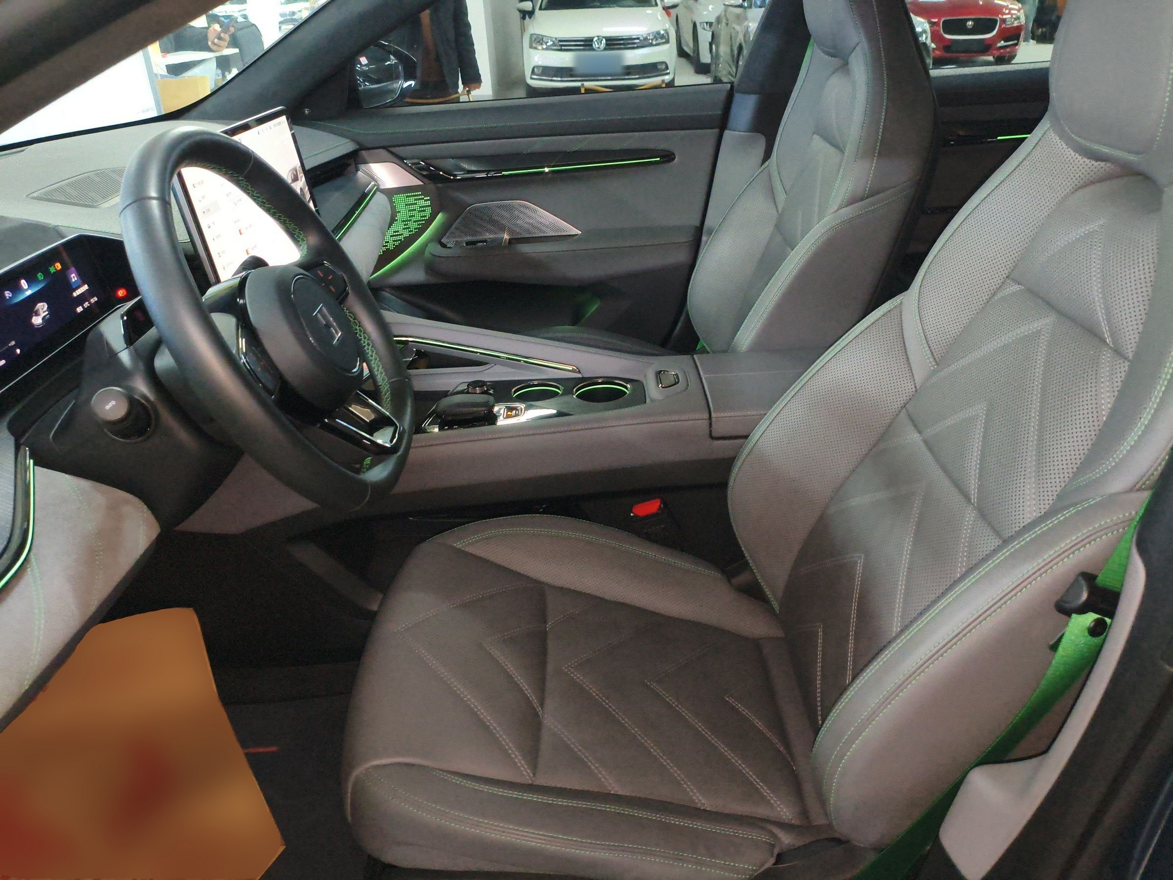 Переднее сиденье в автомобиле