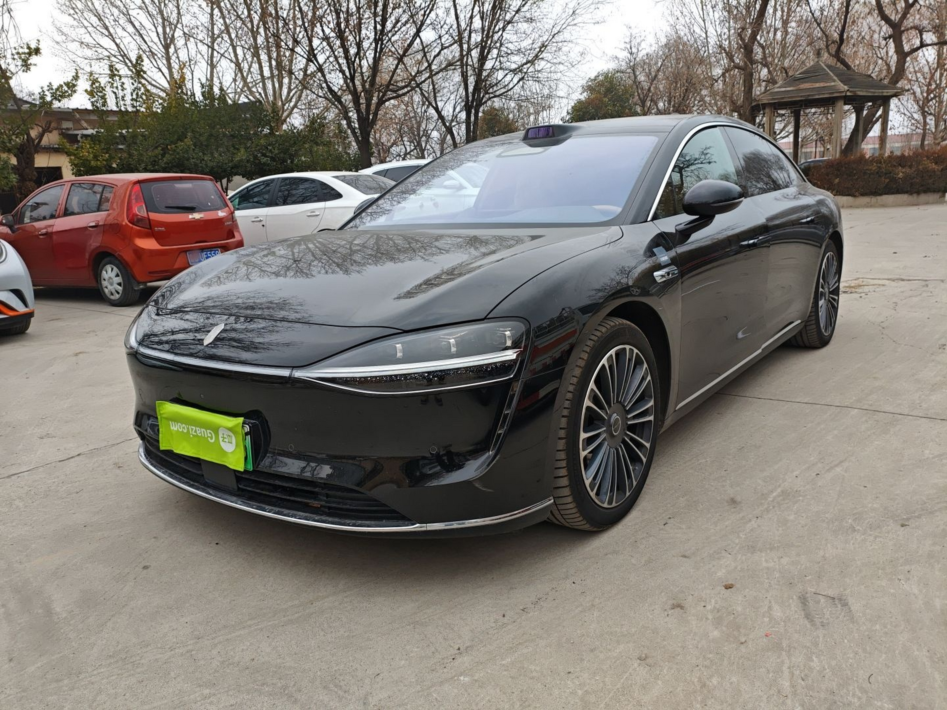 تحت مقدمة السيارة