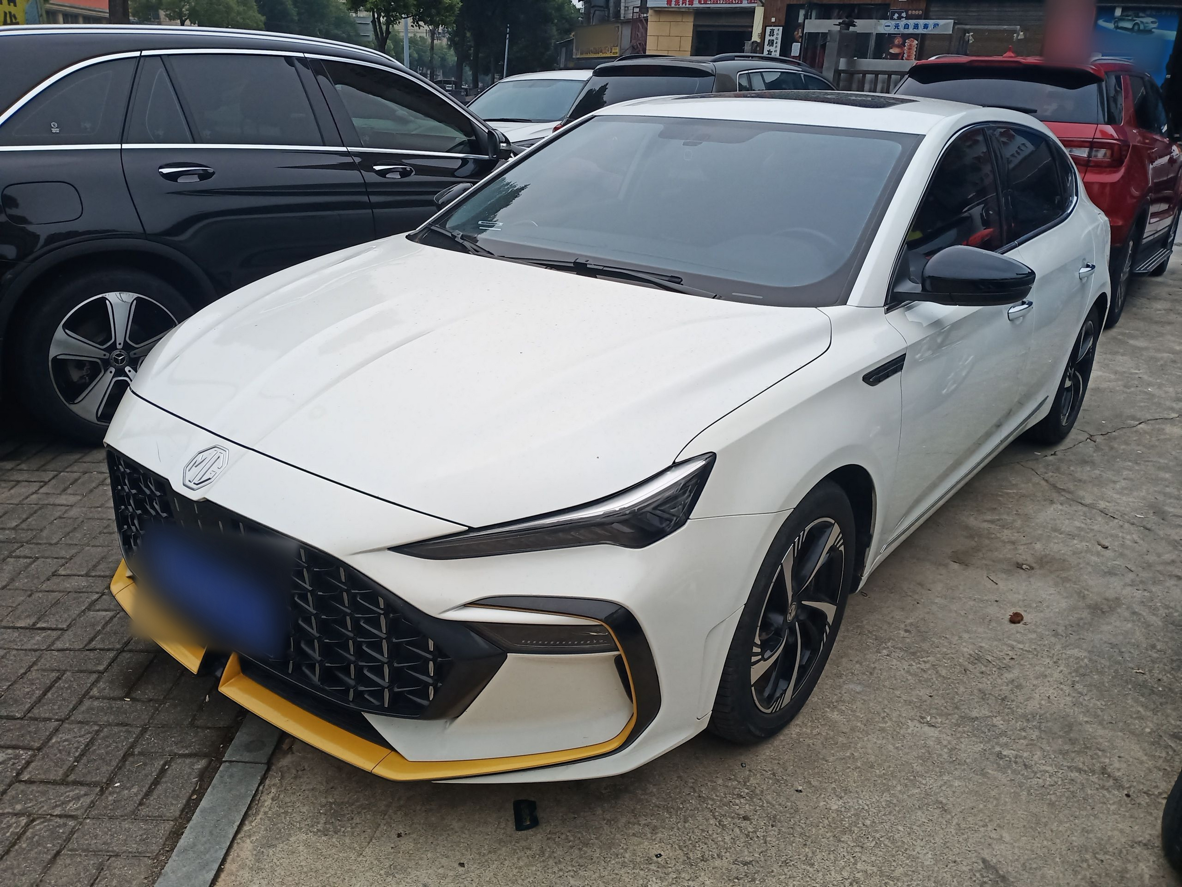 تحت مقدمة السيارة