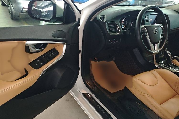 Used Volvo V40 2018 T3 Zhiyi Edition
