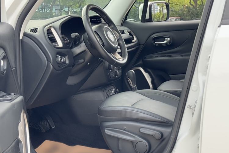 Used  Renegade 2018 Connected Large Screen Version 180T Automatic Smart Version
