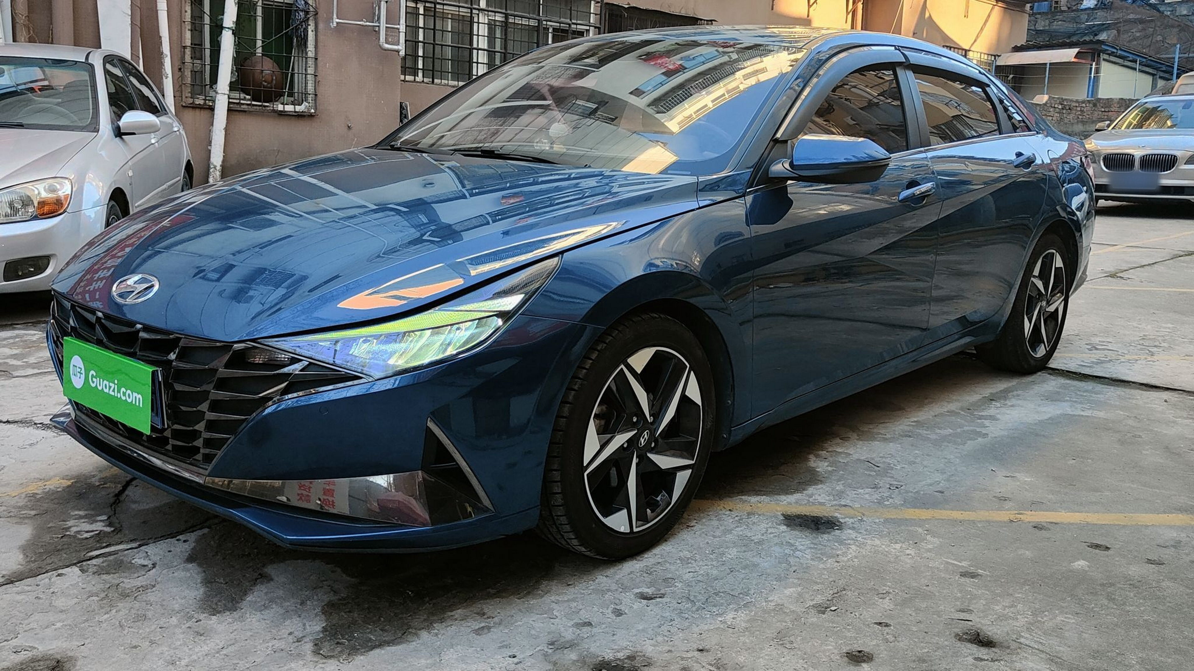 Под передней частью автомобиля