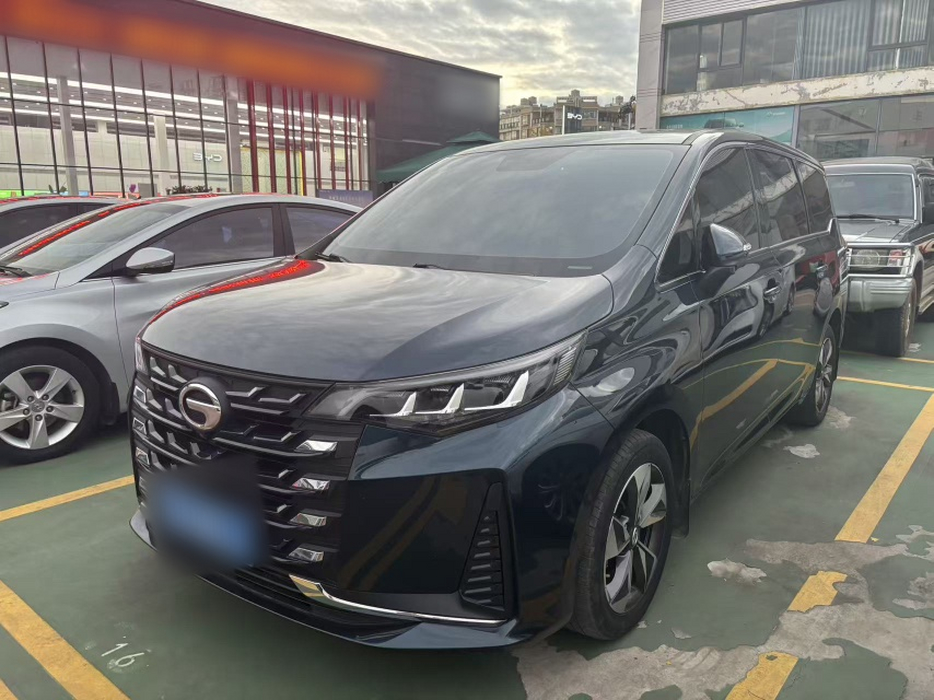 Под передней частью автомобиля