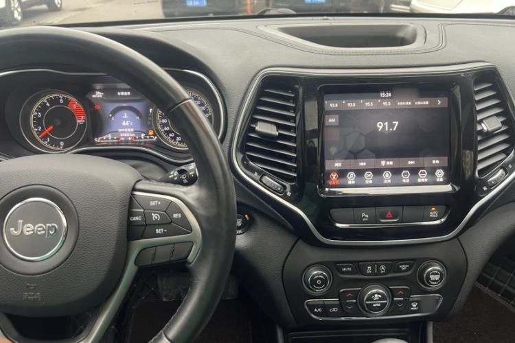 Used  Cherokee 2019 2.0T Two-Wheel Drive Smart Enjoyment Version China V
