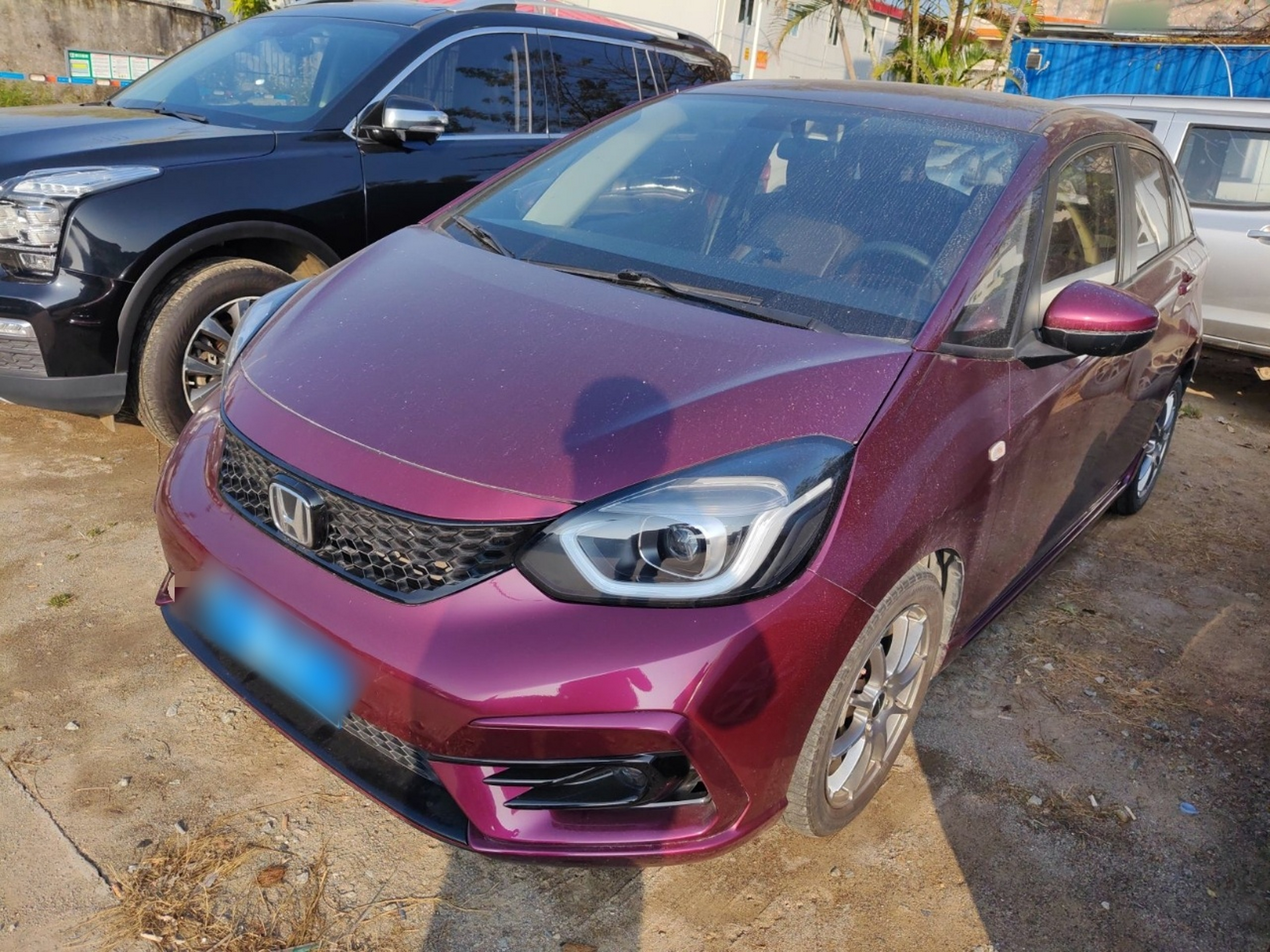 تحت مقدمة السيارة