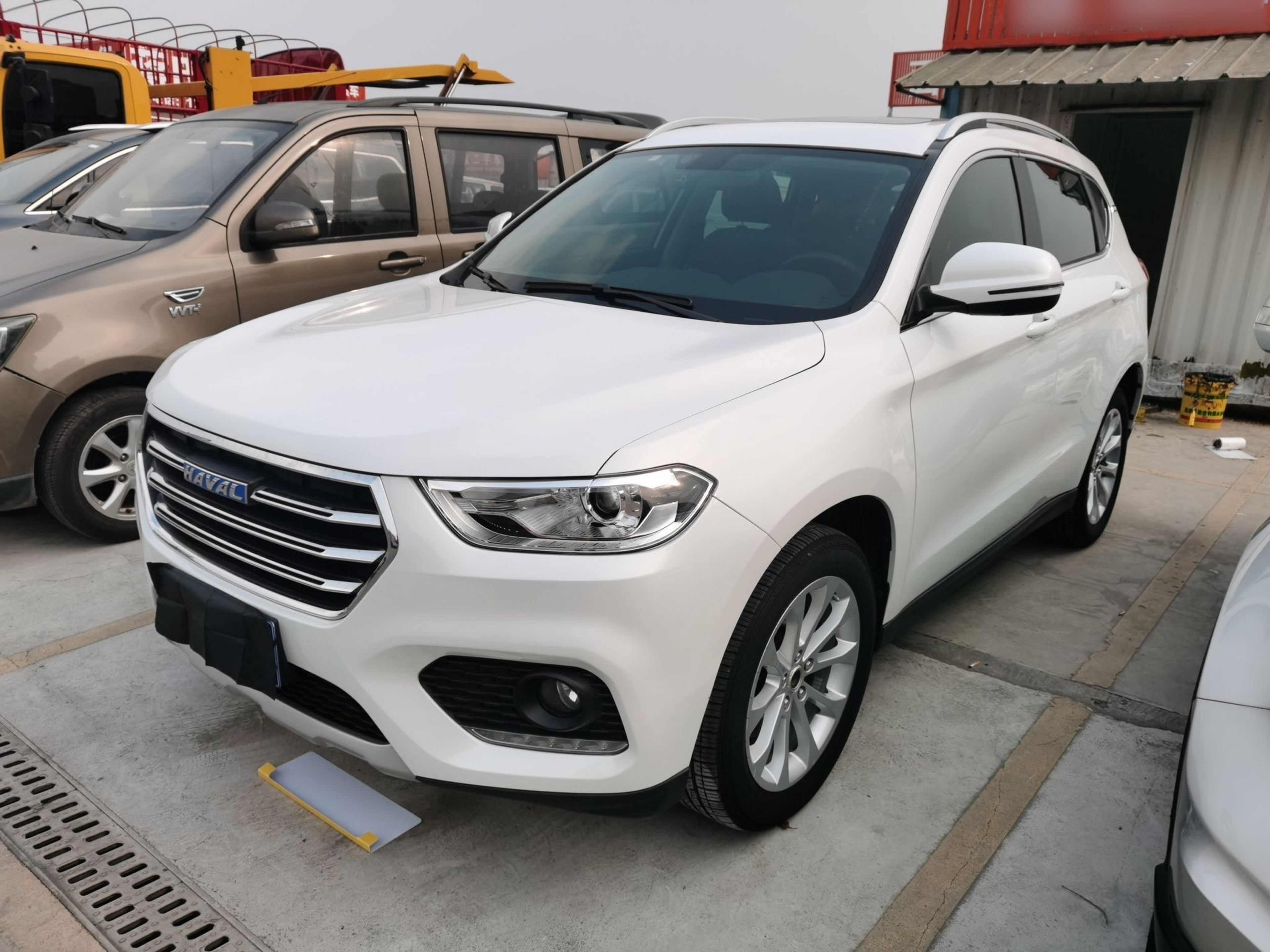 Под передней частью автомобиля