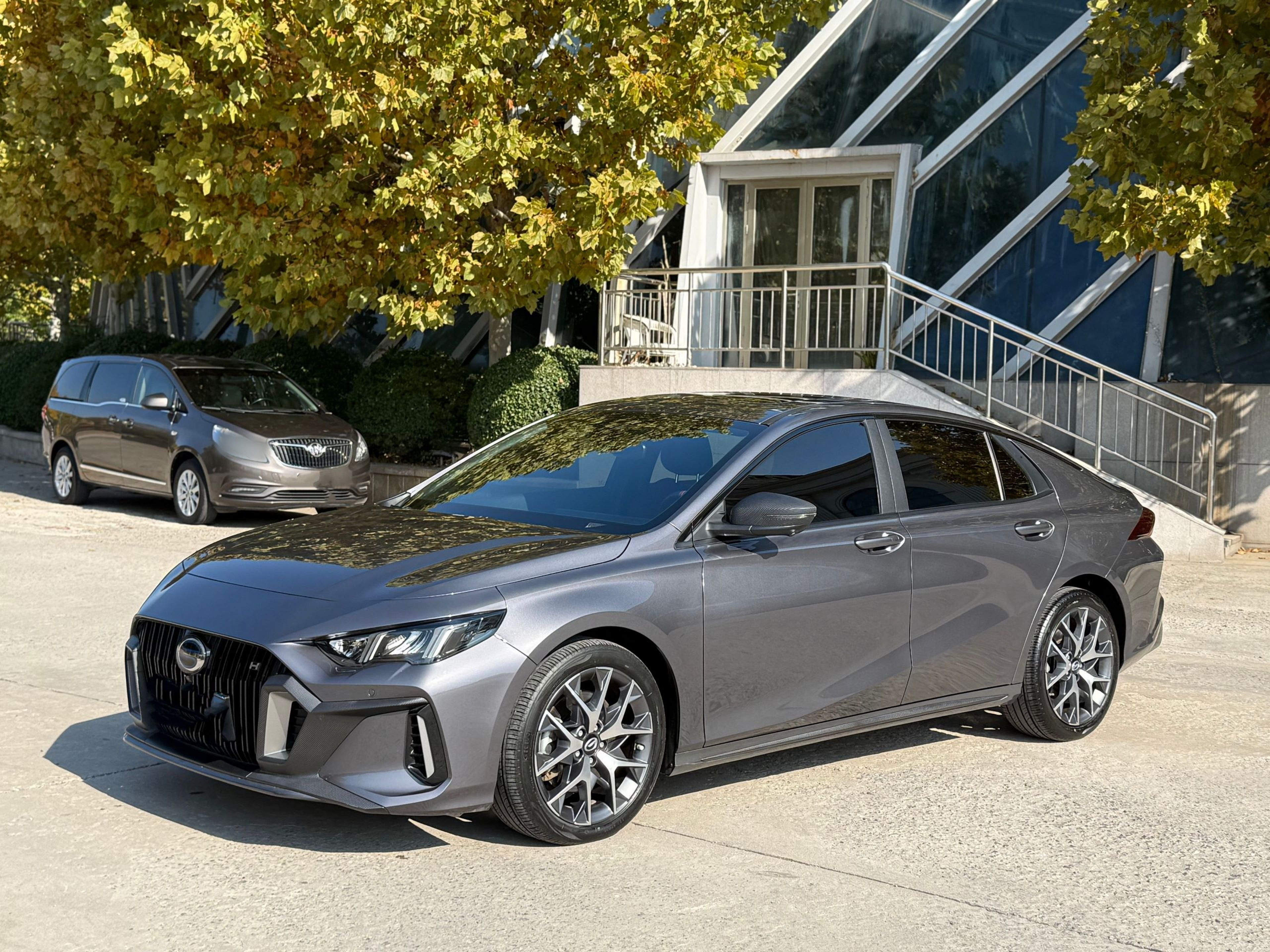 Под передней частью автомобиля