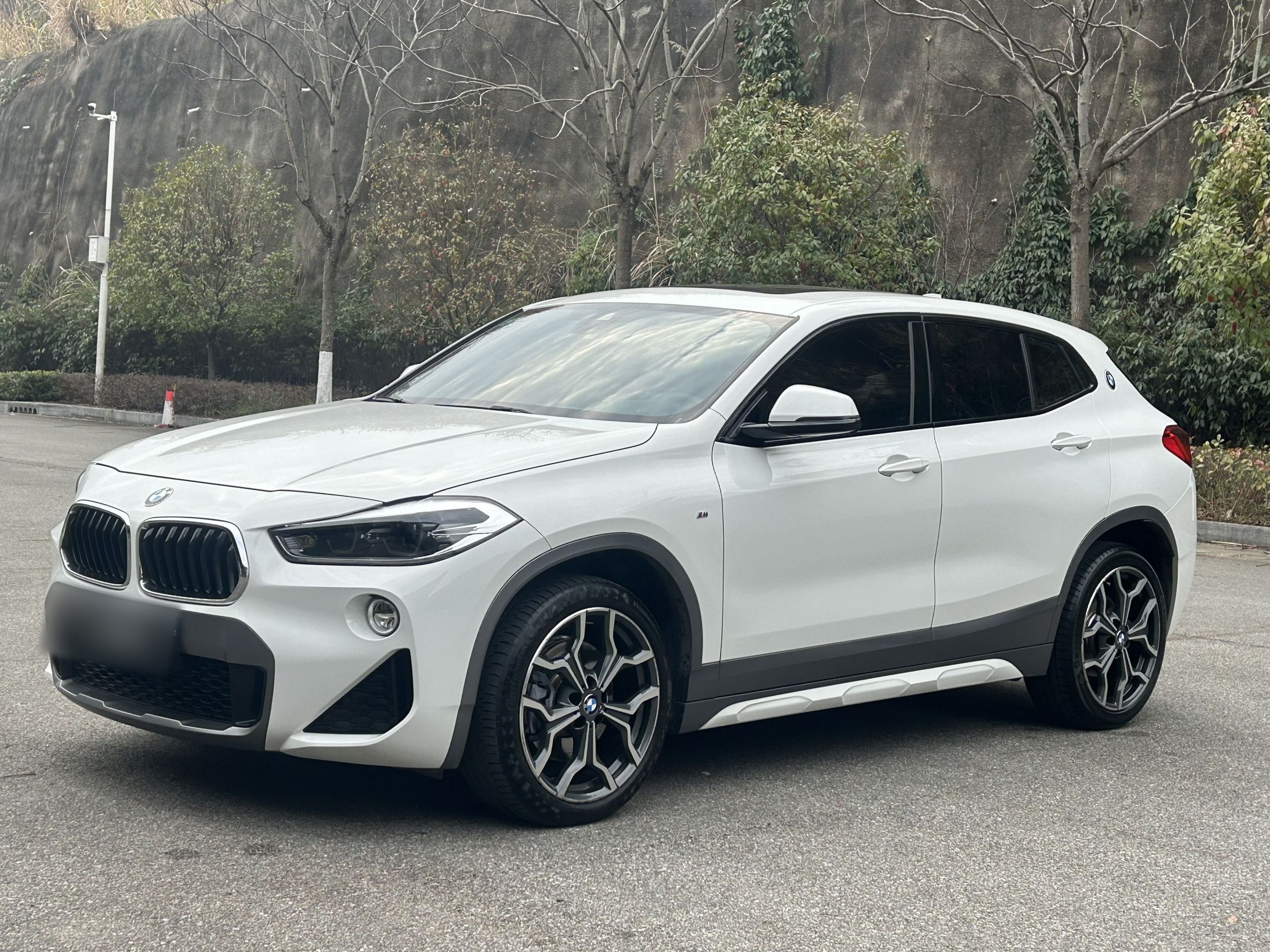 Под передней частью автомобиля