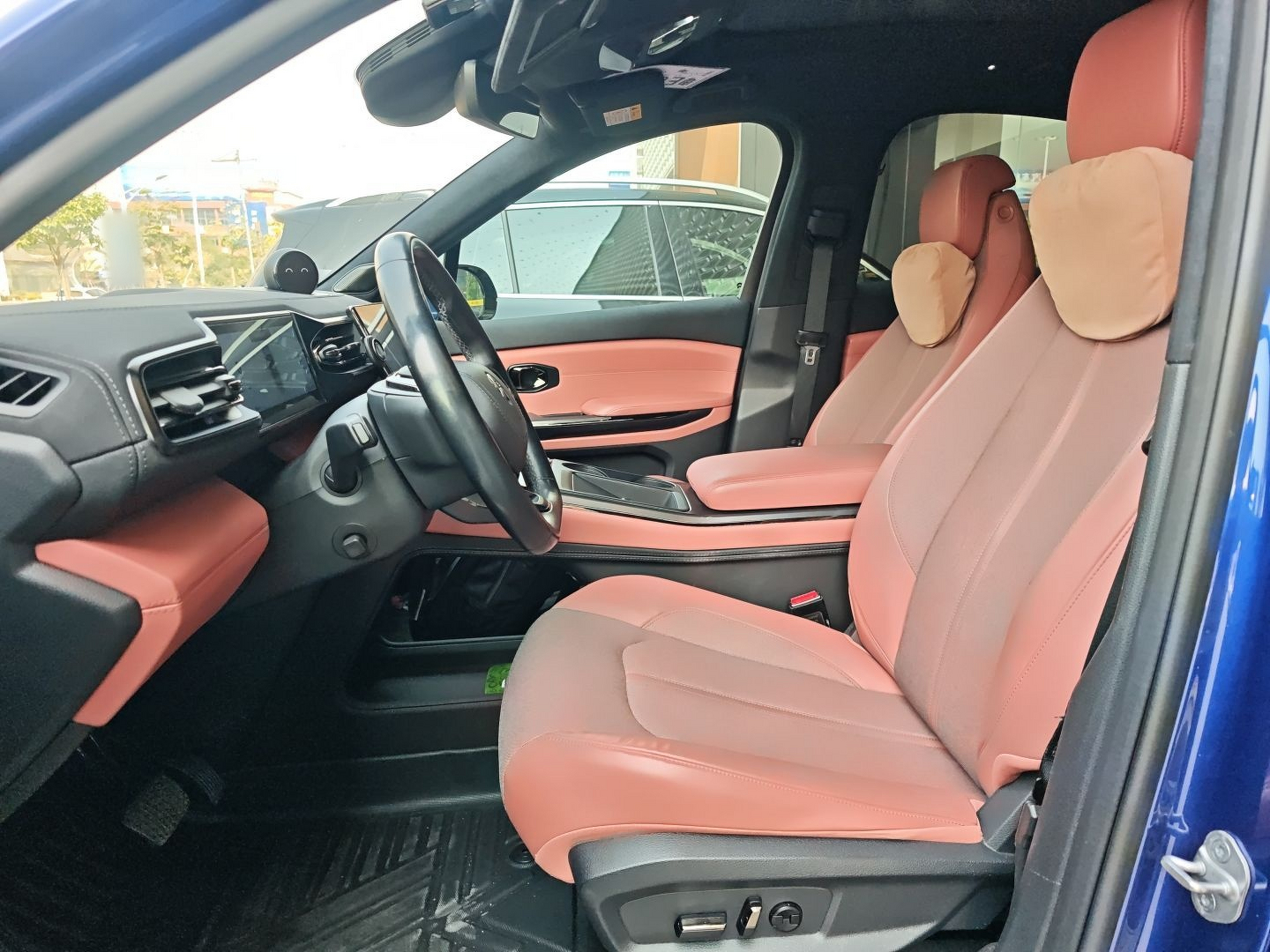 المقاعد الأمامية داخل السيارة