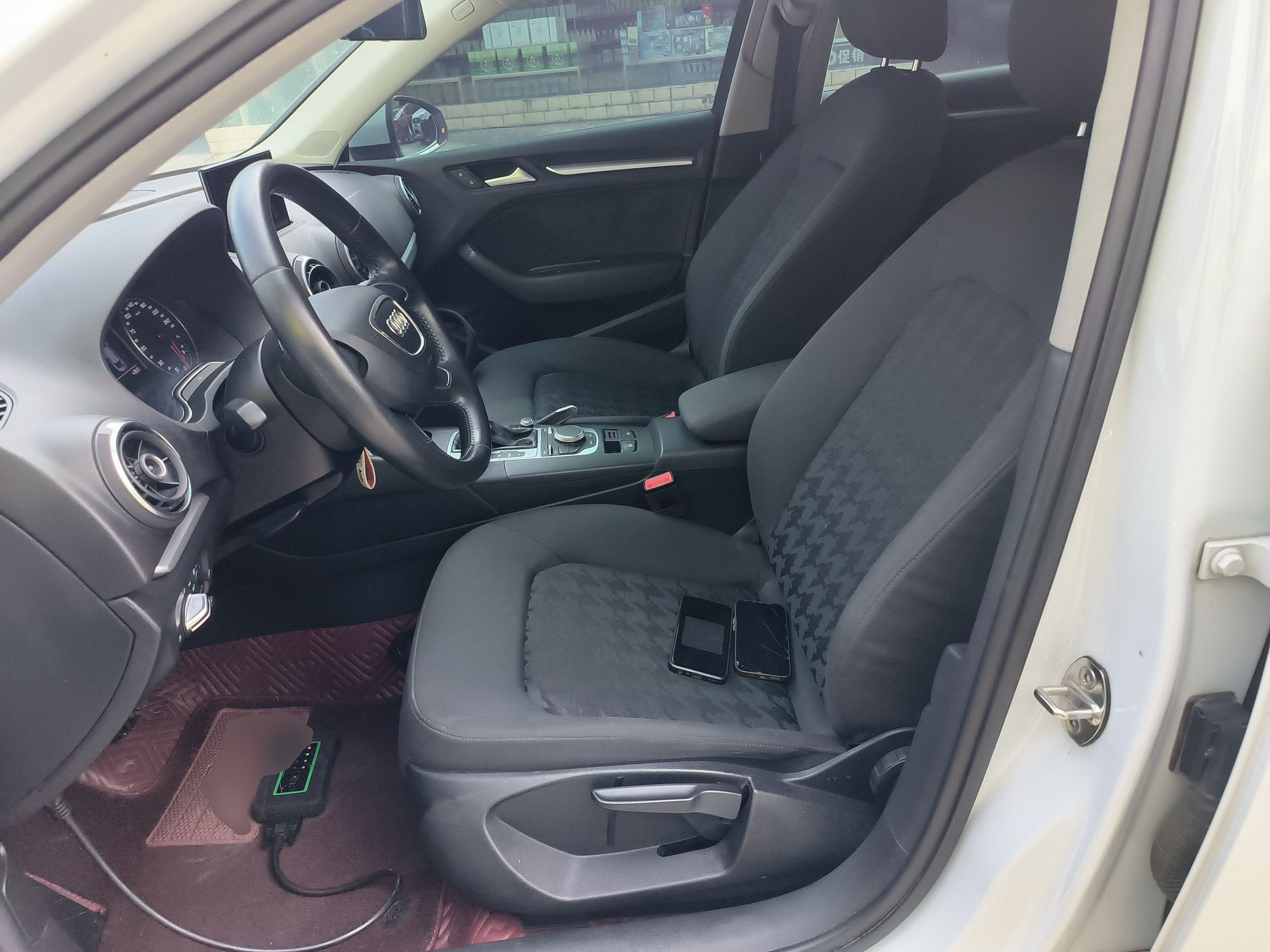 Переднее сиденье в автомобиле