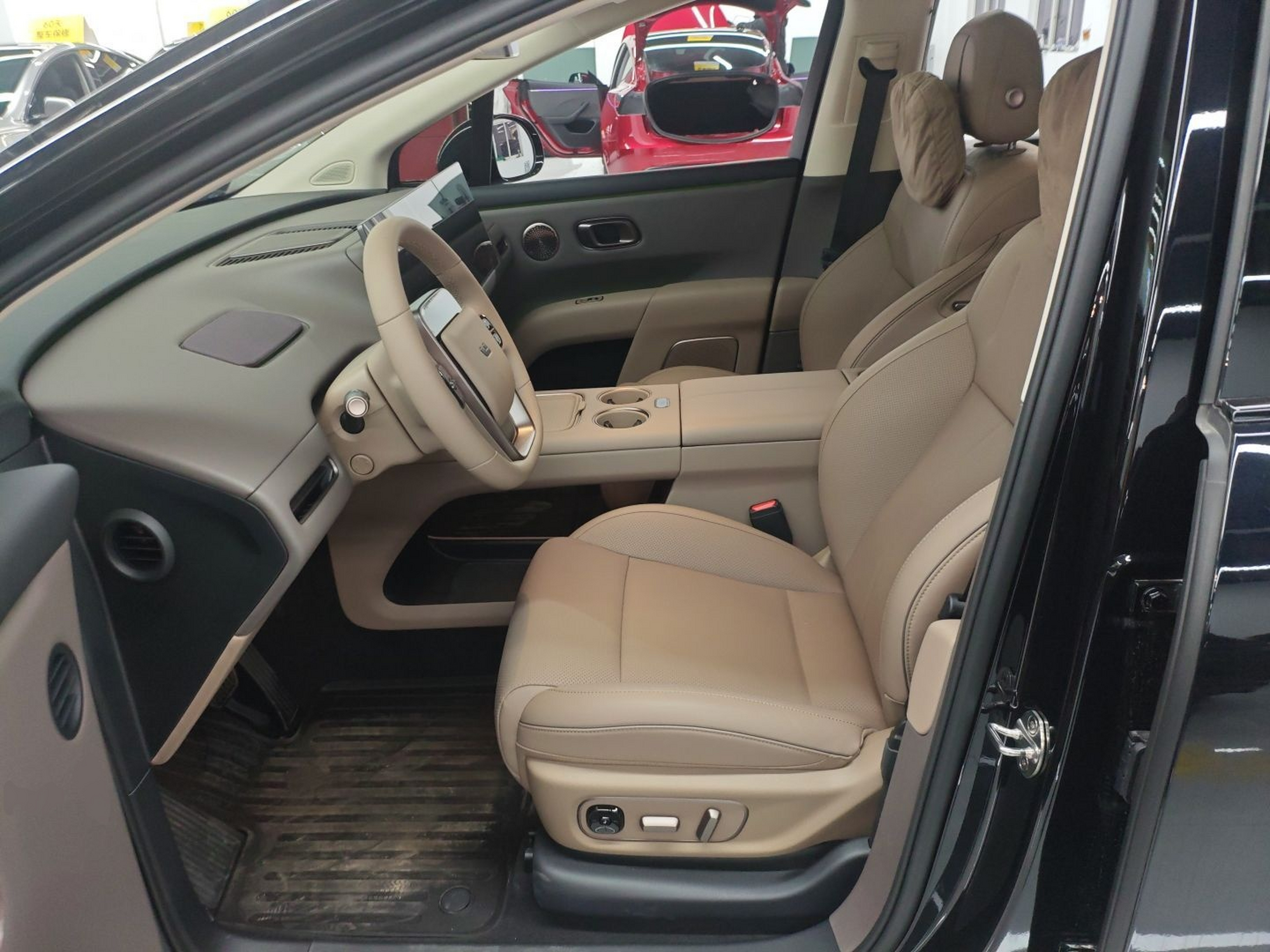 المقاعد الأمامية داخل السيارة