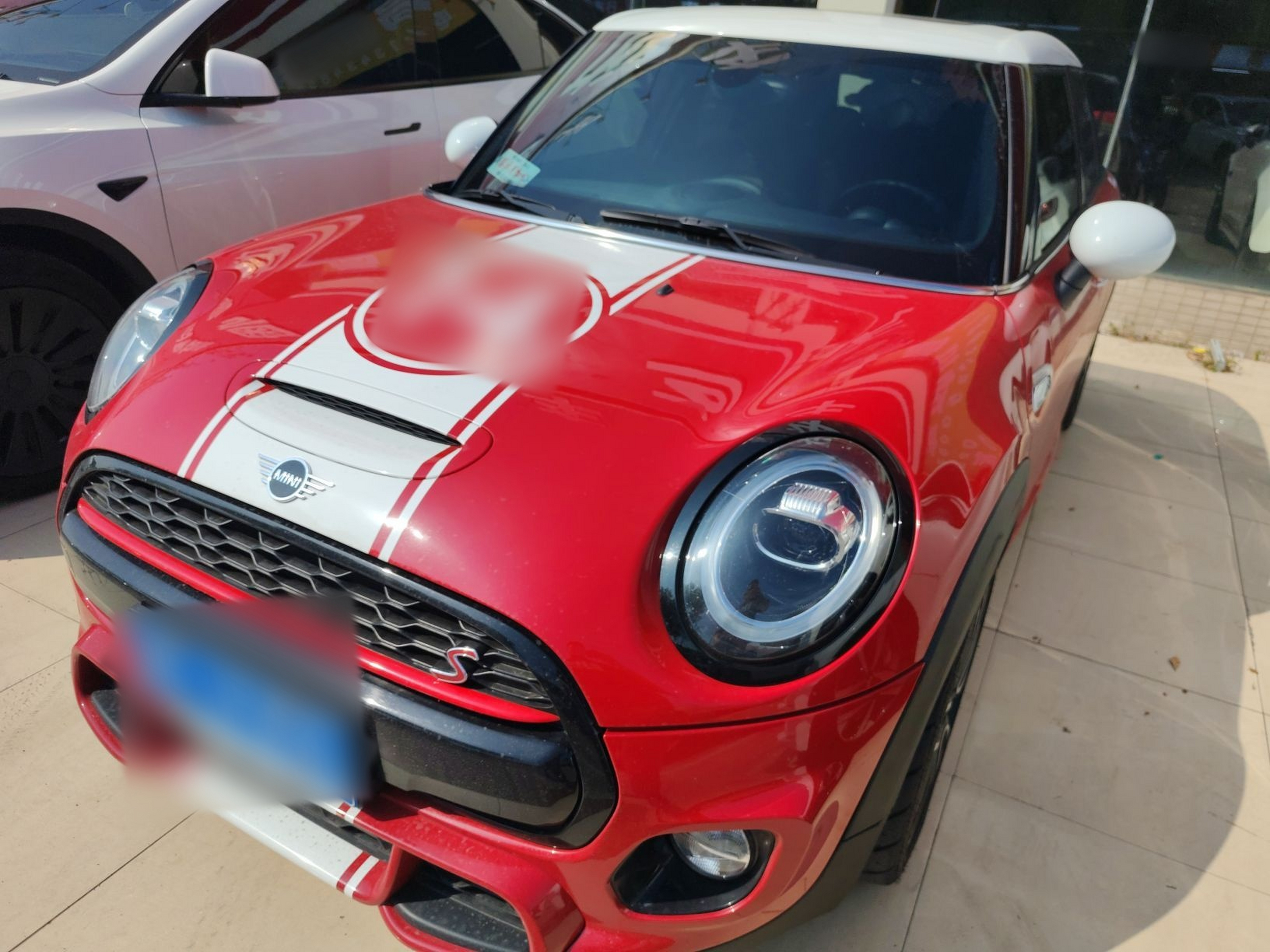 تحت مقدمة السيارة