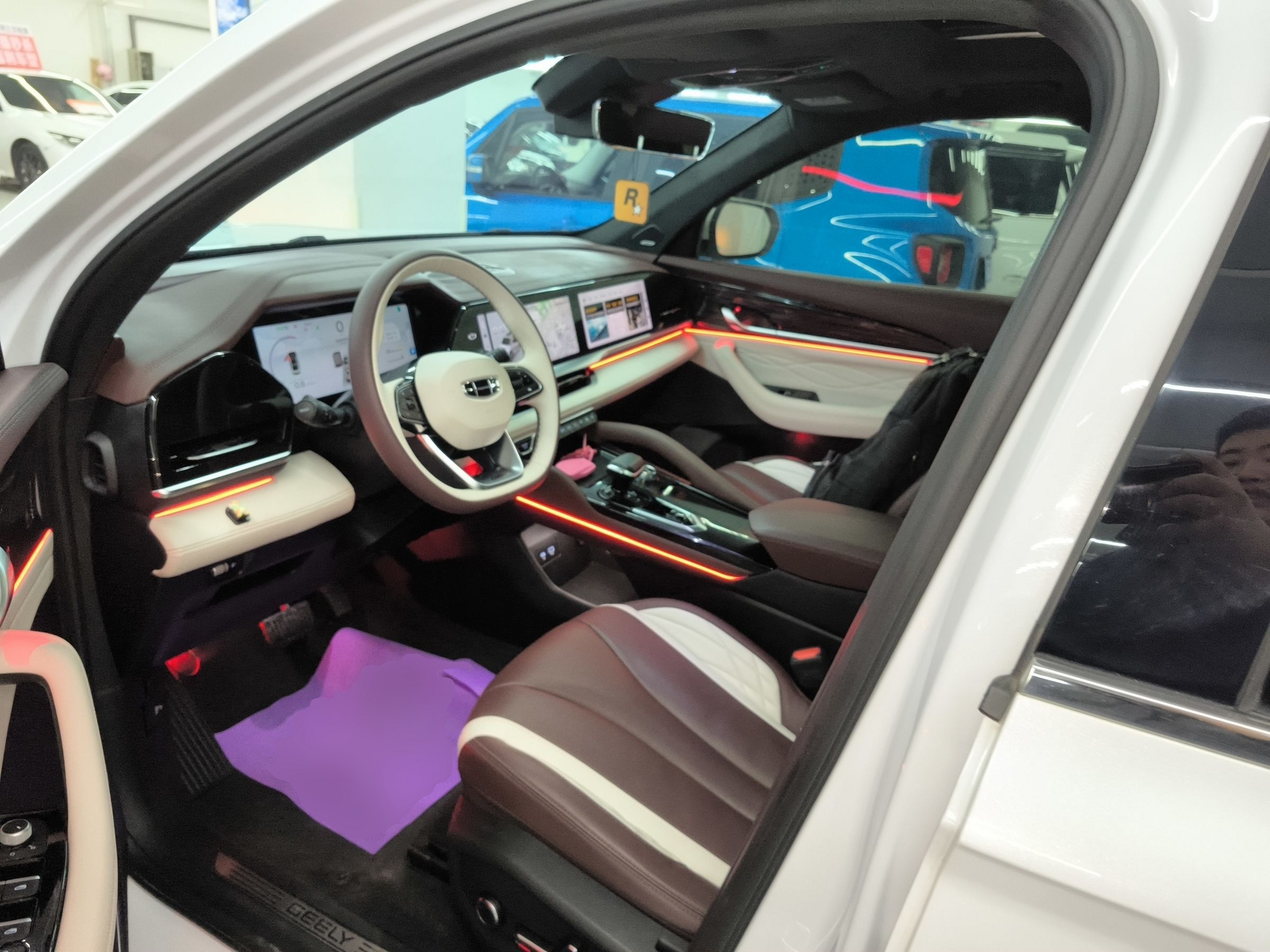 المقاعد الأمامية داخل السيارة