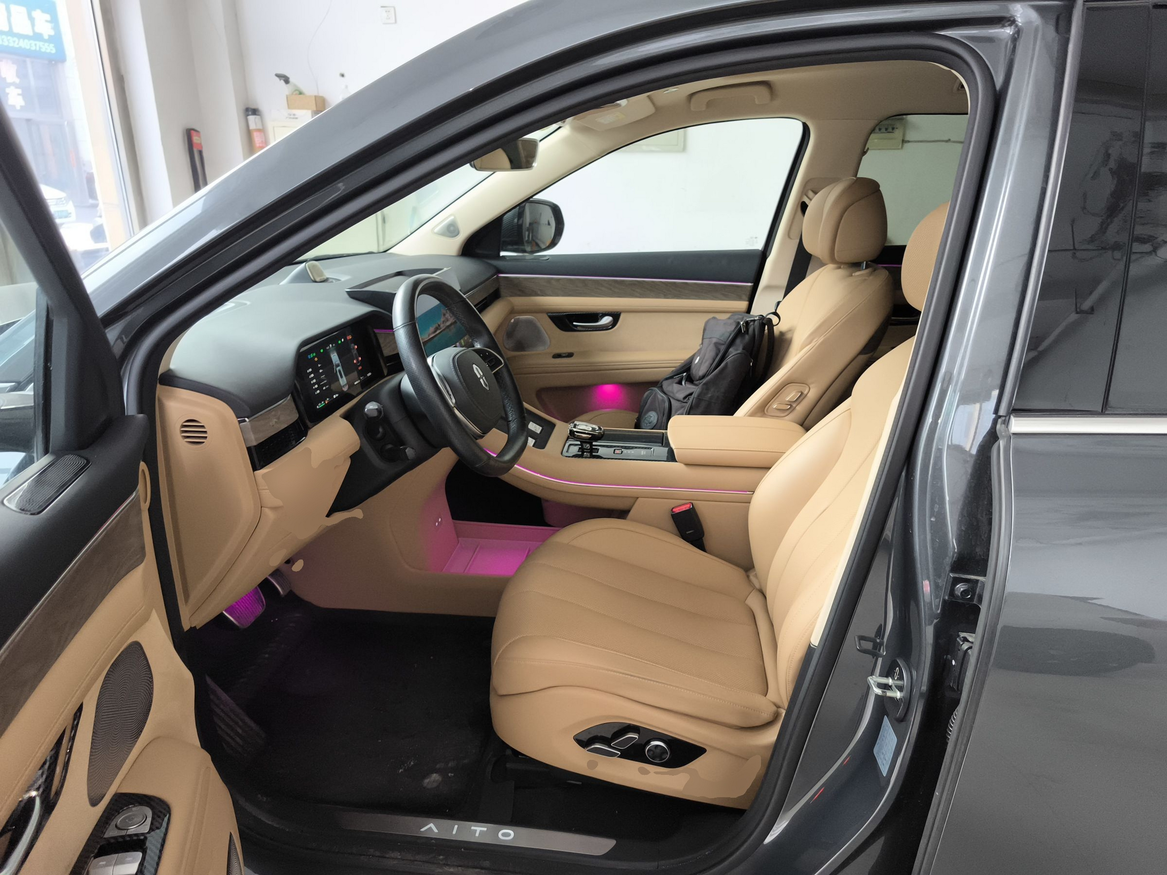 المقاعد الأمامية داخل السيارة