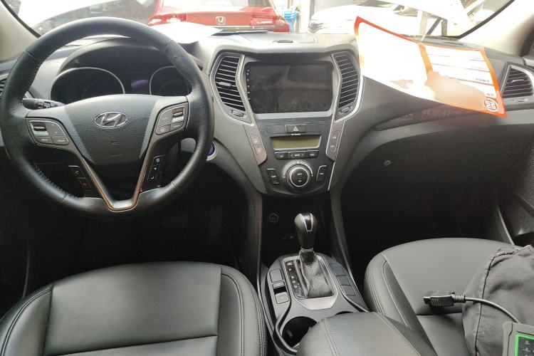 Used Hyundai Santa Fe 2013 2.4L Automatic 4x4 Smart Version
