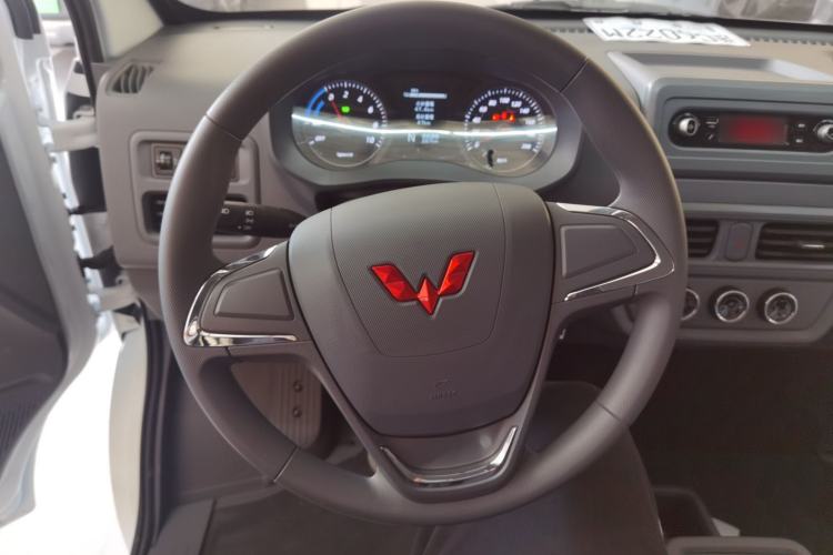 Used Wuling Yangguang 2024 300KM Comfort Version Passenger Van 75kW
