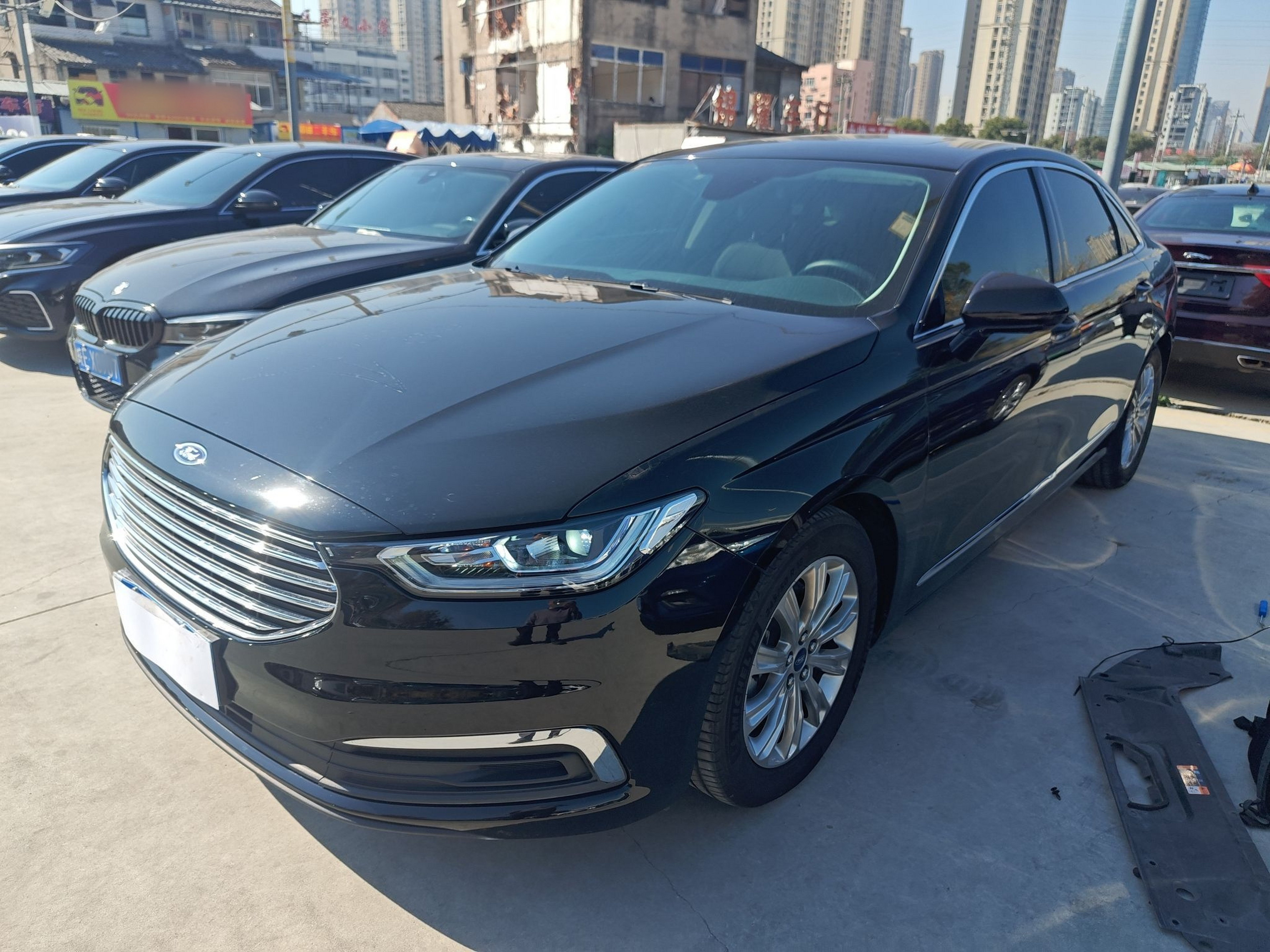 Под передней частью автомобиля