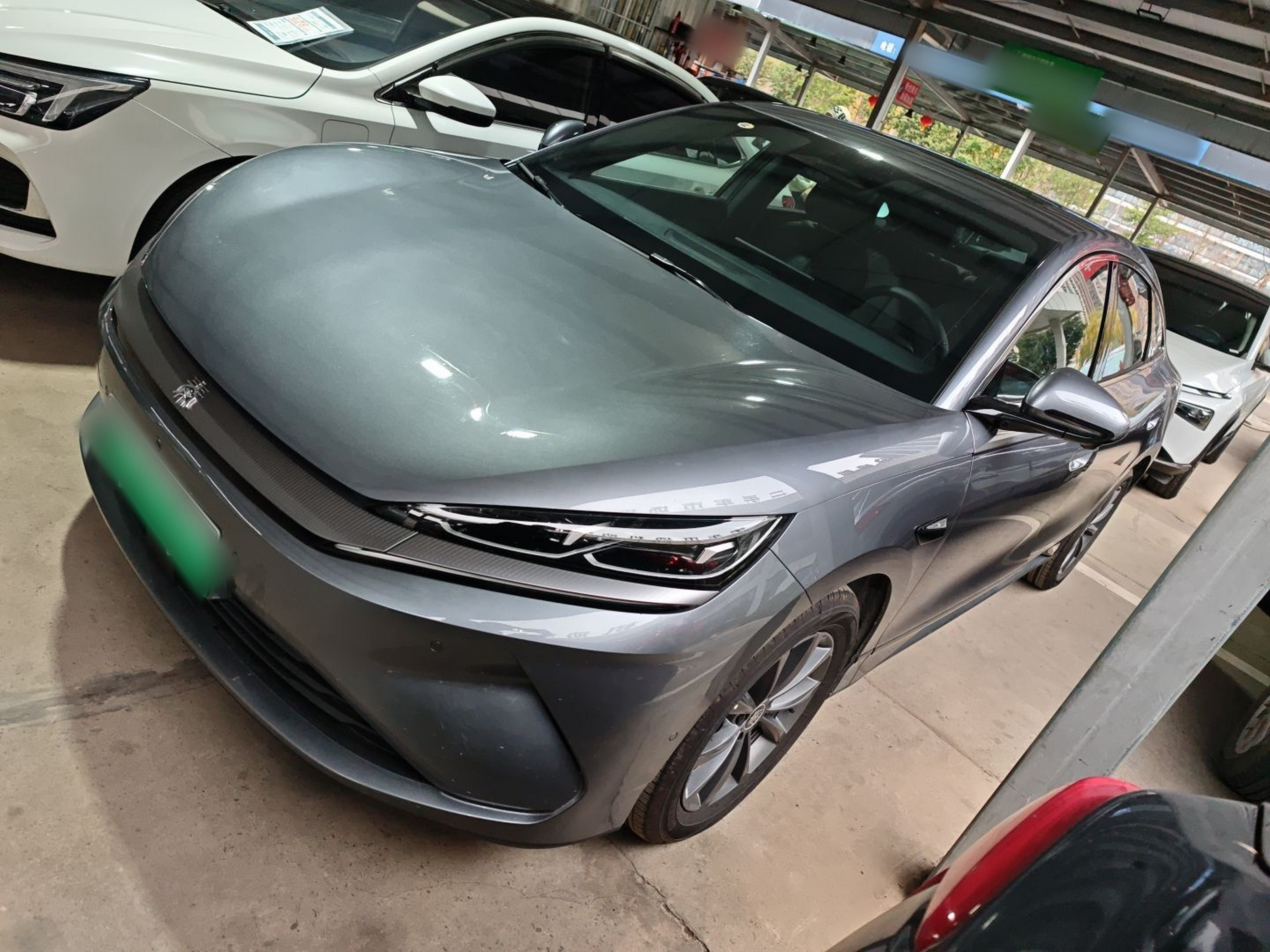 Под передней частью автомобиля