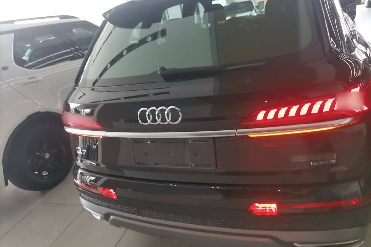 Used Audi Q7 2021 45 TFSI quattro S line Sport model
