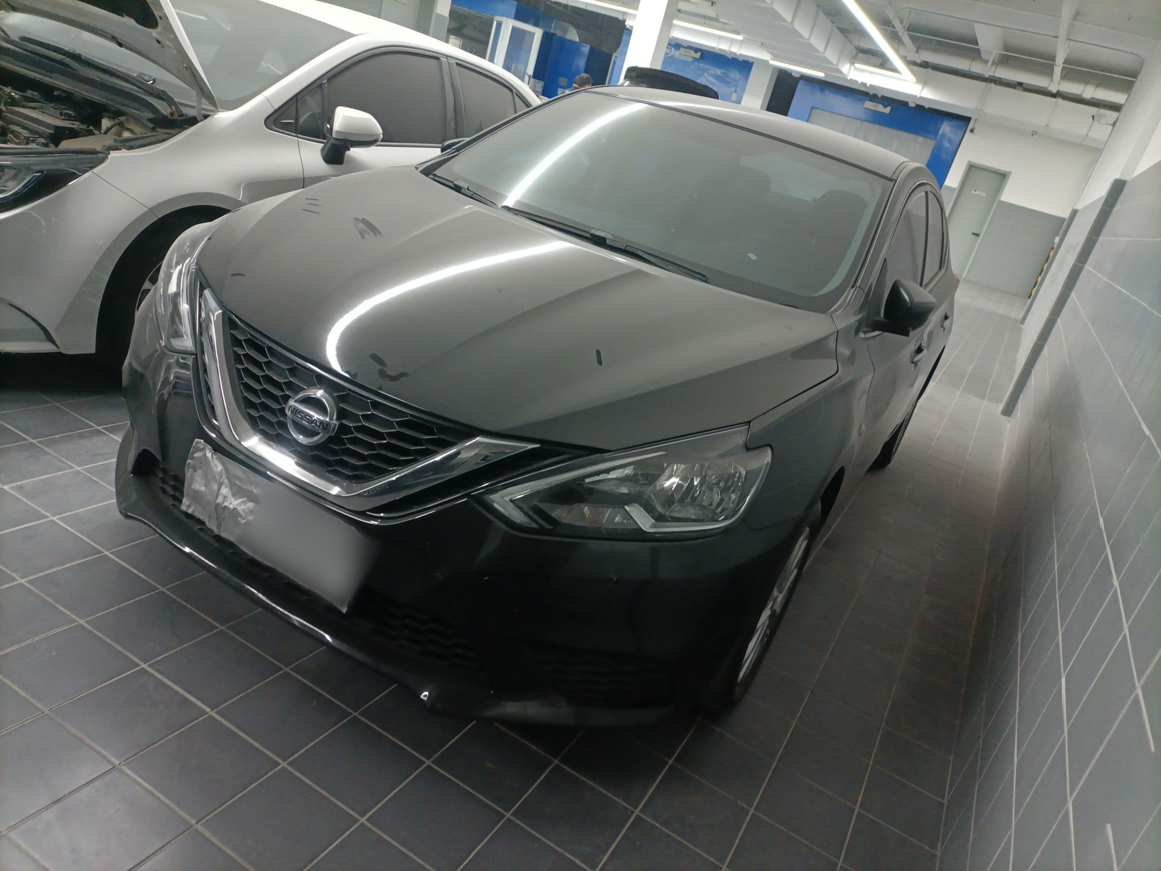 تحت مقدمة السيارة