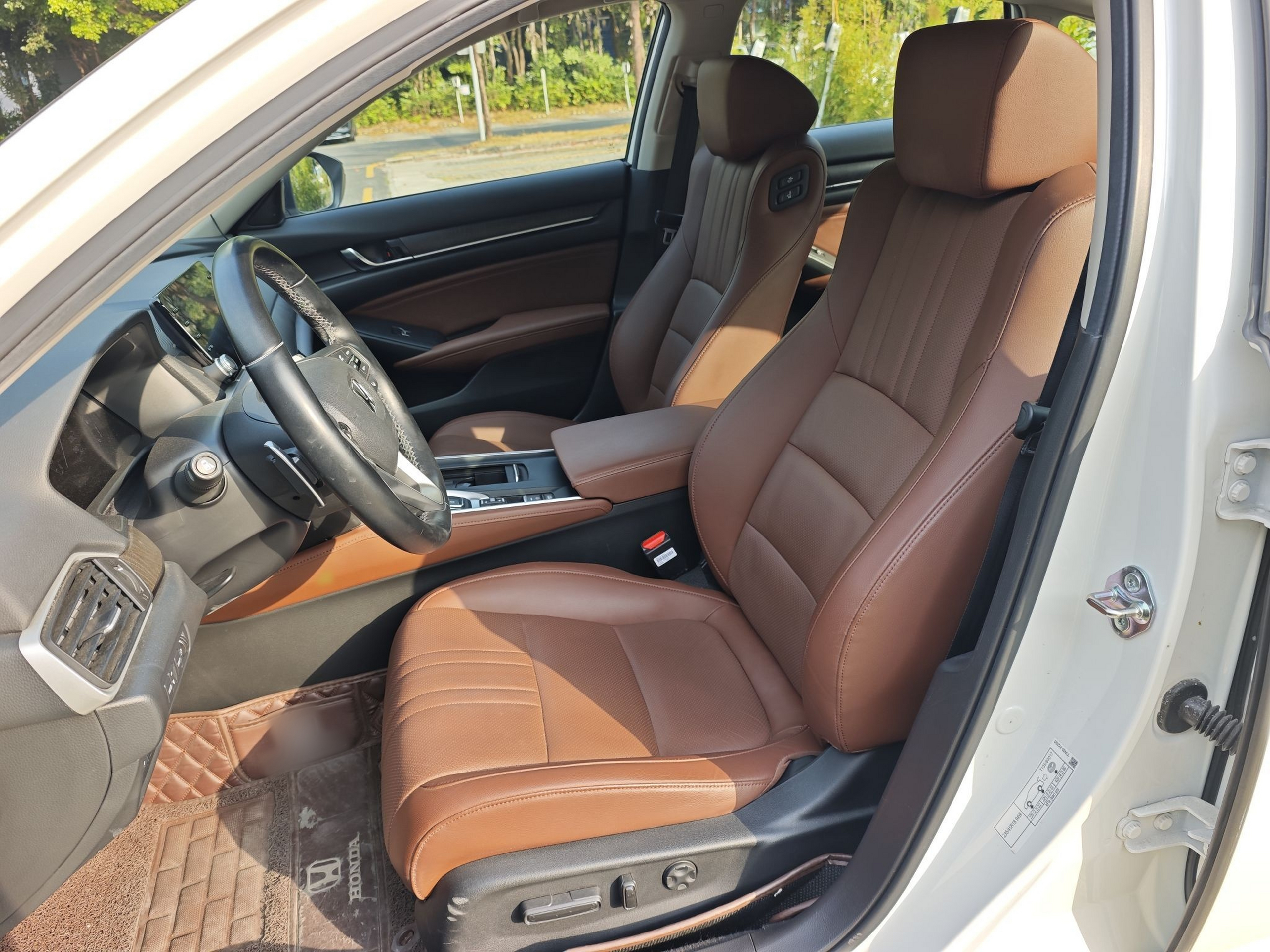 Переднее сиденье в автомобиле