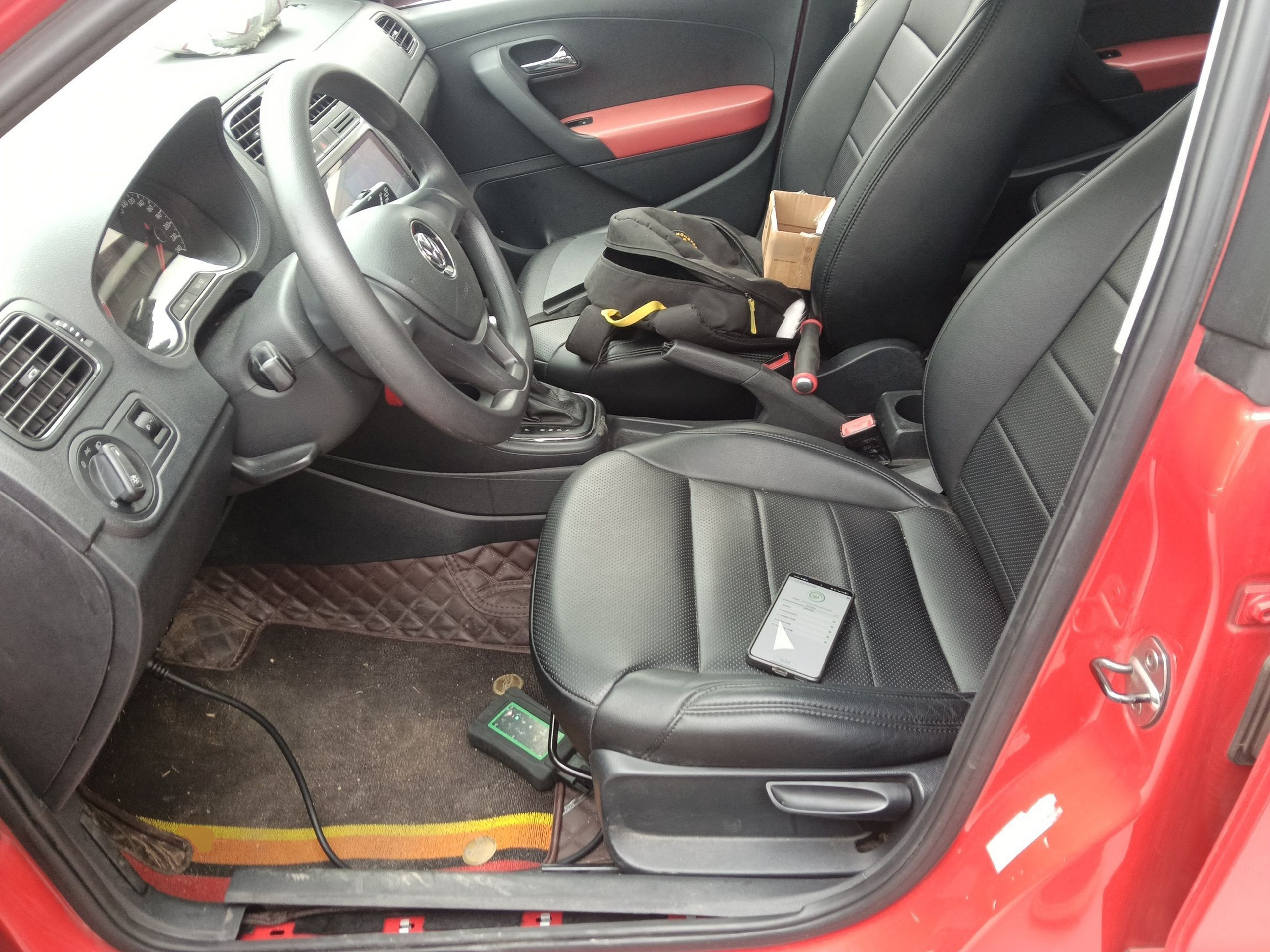 المقاعد الأمامية داخل السيارة