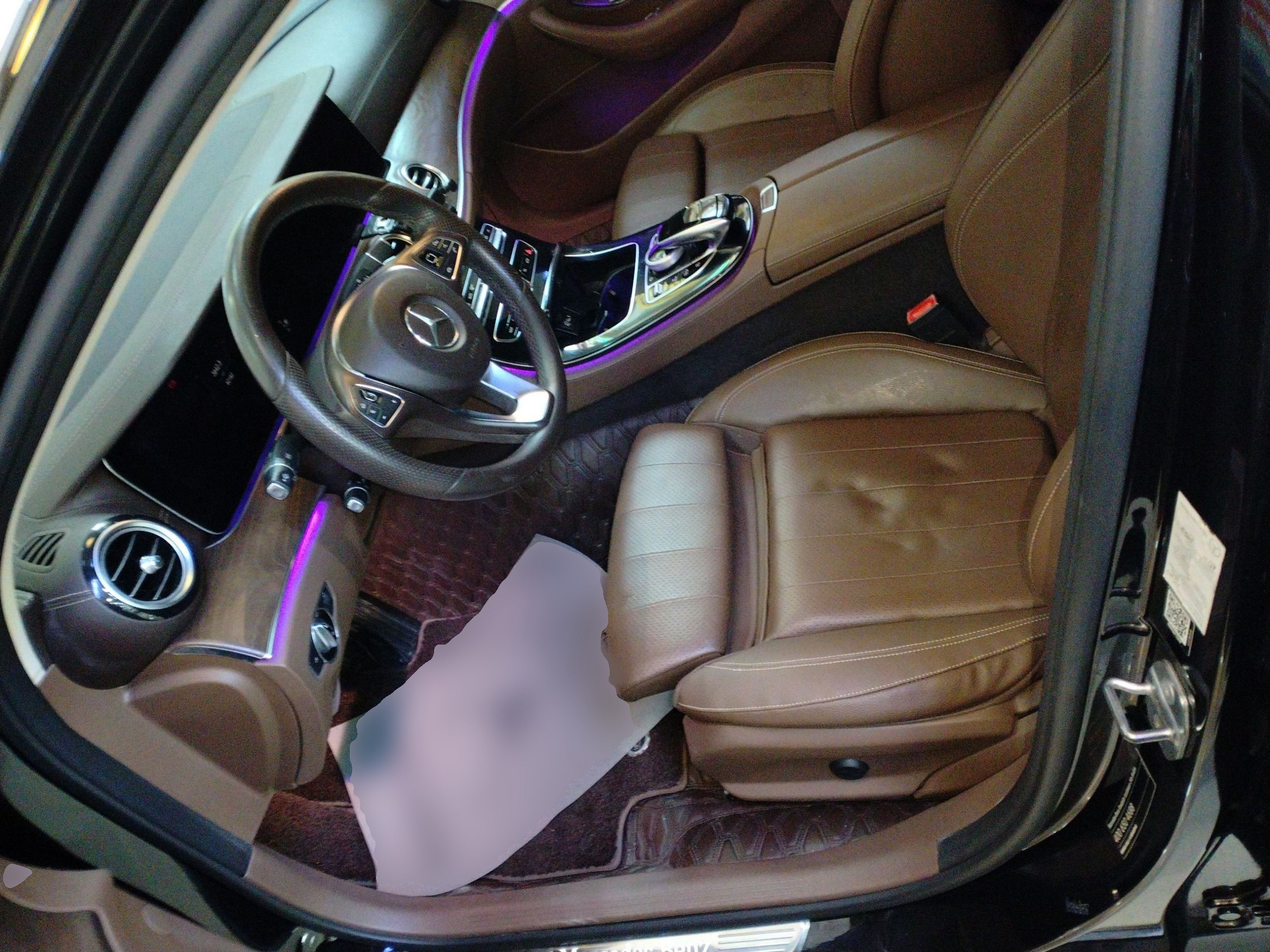 المقاعد الأمامية داخل السيارة